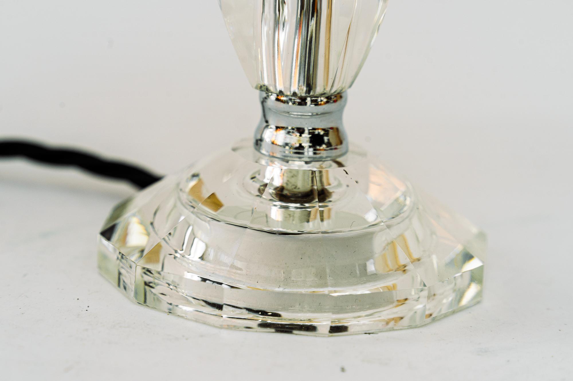 Mid-Century Modern Lampe de table en verre avec pièces chromées et abat-jour en tissu vienne vers les années 1960. en vente