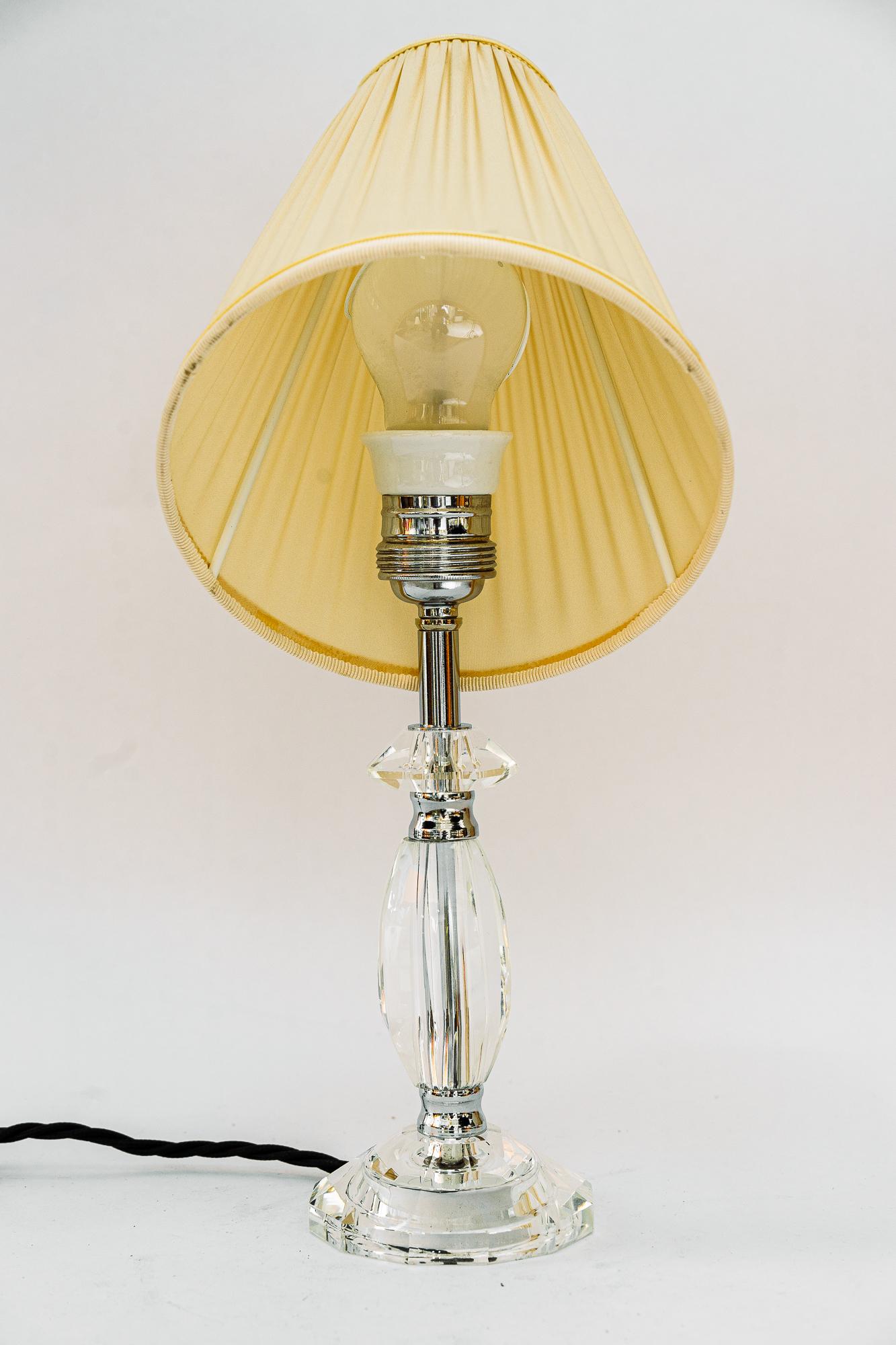 Autrichien Lampe de table en verre avec pièces chromées et abat-jour en tissu vienne vers les années 1960. en vente