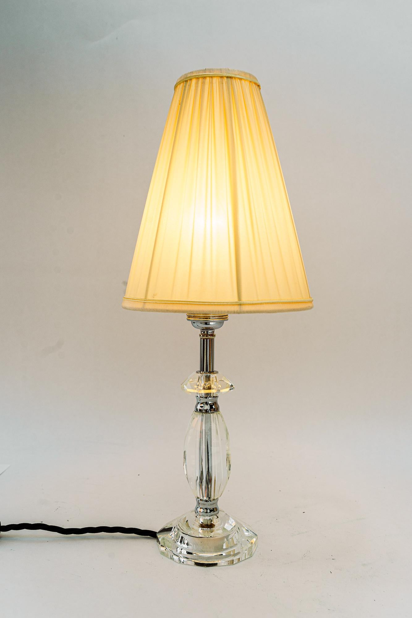 Tissu Lampe de table en verre avec pièces chromées et abat-jour en tissu vienne vers les années 1960. en vente