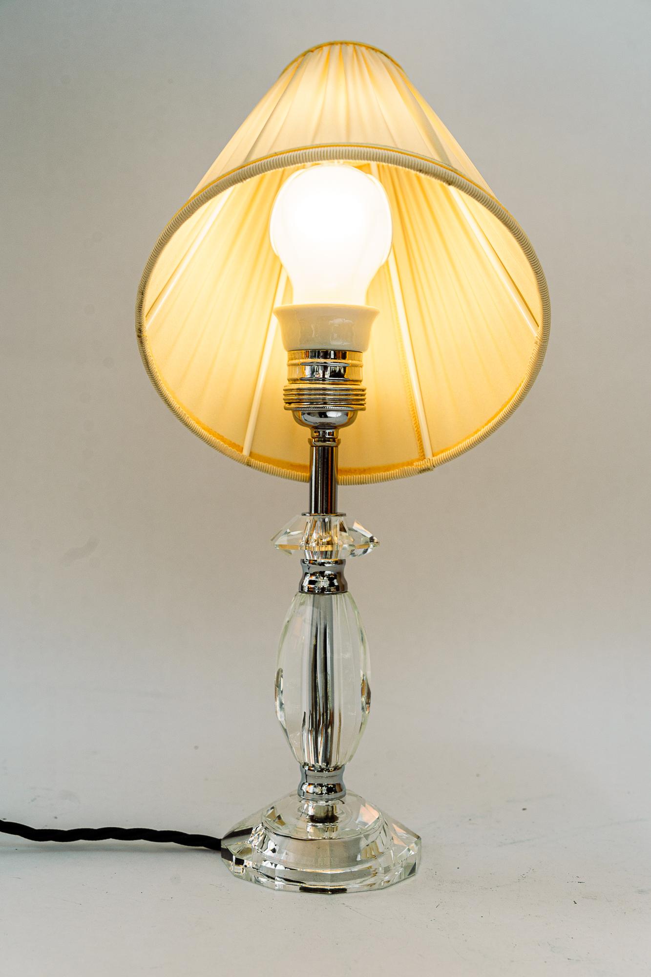 Lampe de table en verre avec pièces chromées et abat-jour en tissu vienne vers les années 1960. en vente 1