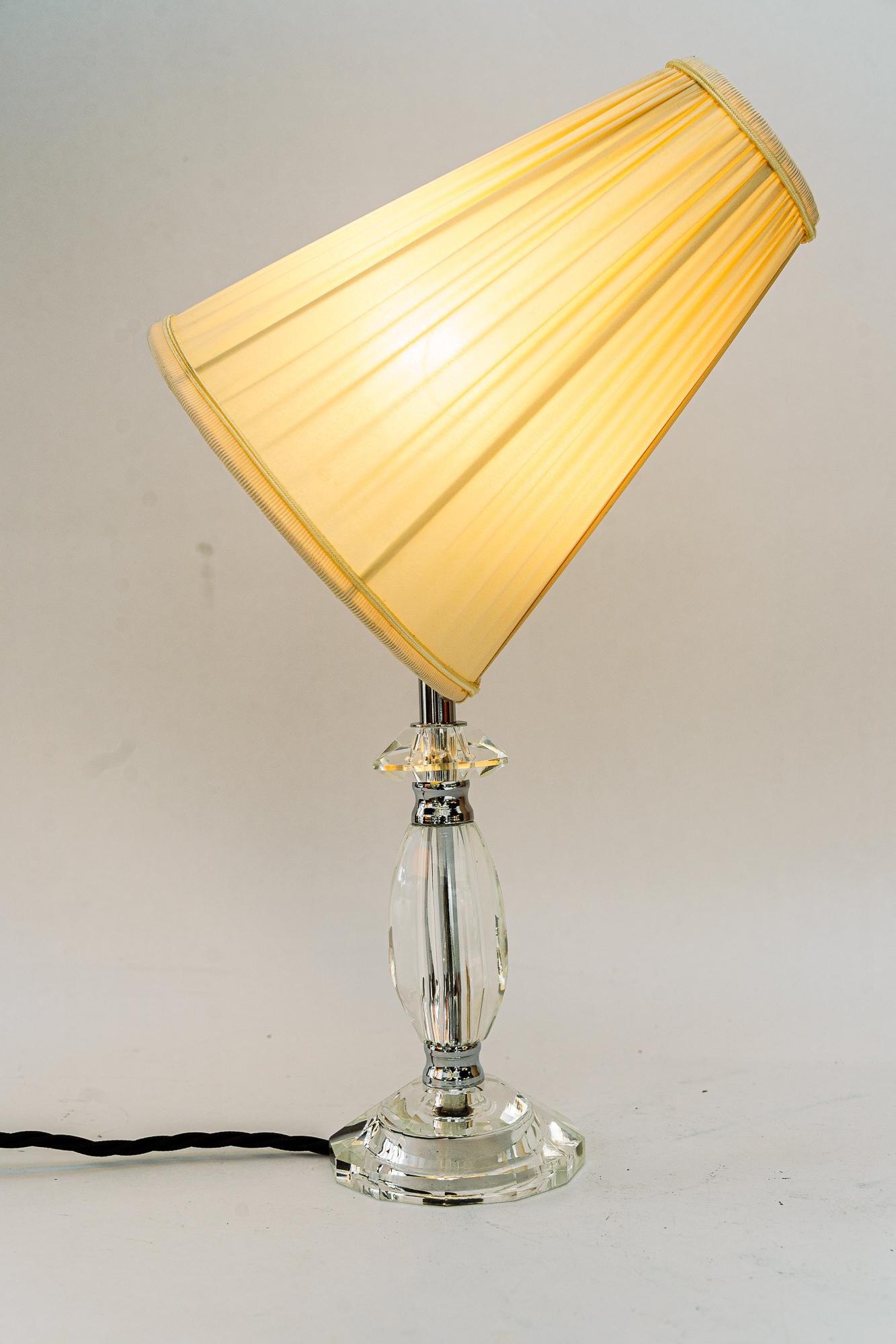 Lampe de table en verre avec pièces chromées et abat-jour en tissu vienne vers les années 1960. en vente 2