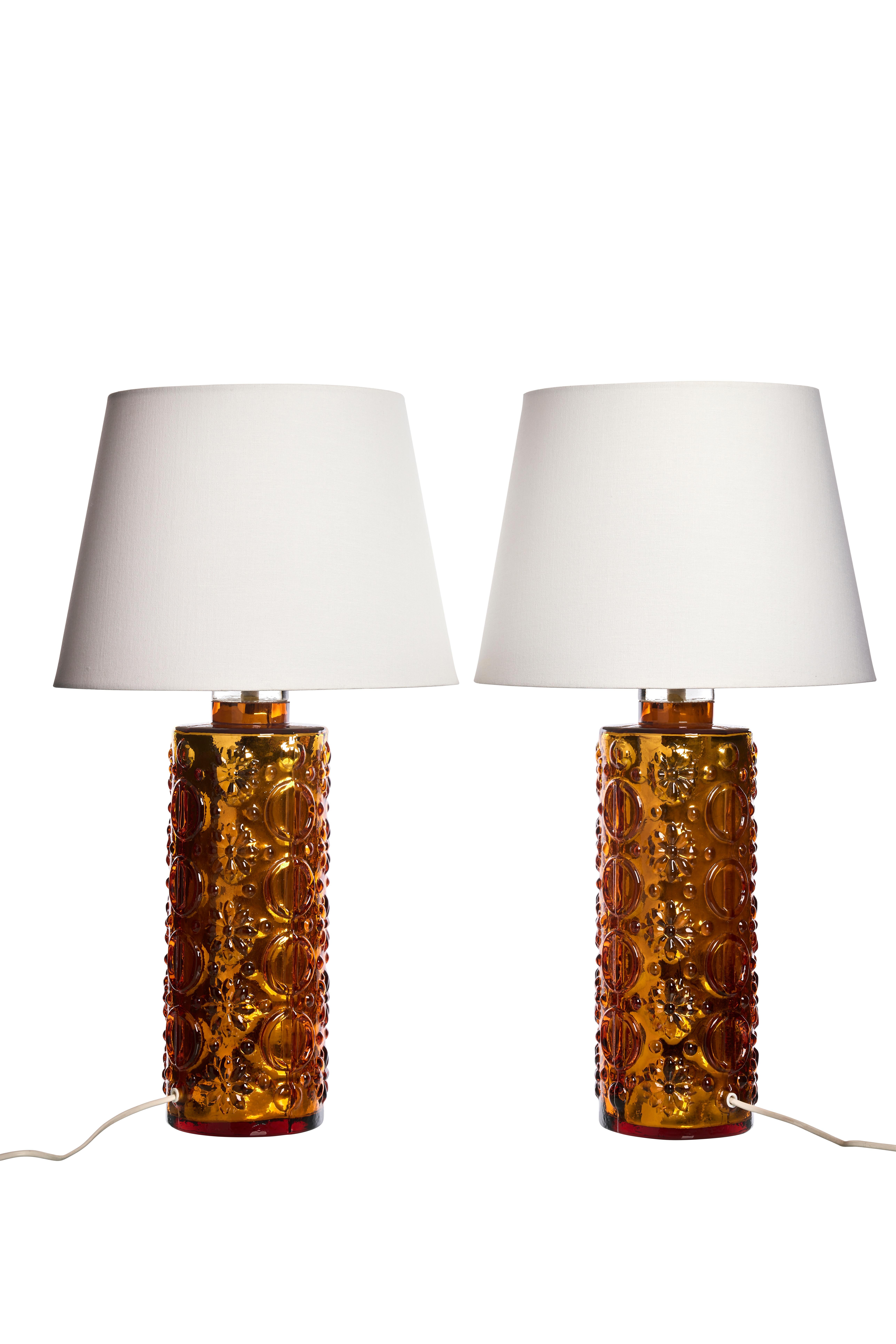 Illuminez votre intérieur avec la lueur captivante de ces exquises lampes de table en verre, fabriquées de main de maître par le célèbre Gustav LeeK. Ces lampes élégantes témoignent de l'art et de la qualité de fabrication d'Orrefors, un nom célèbre