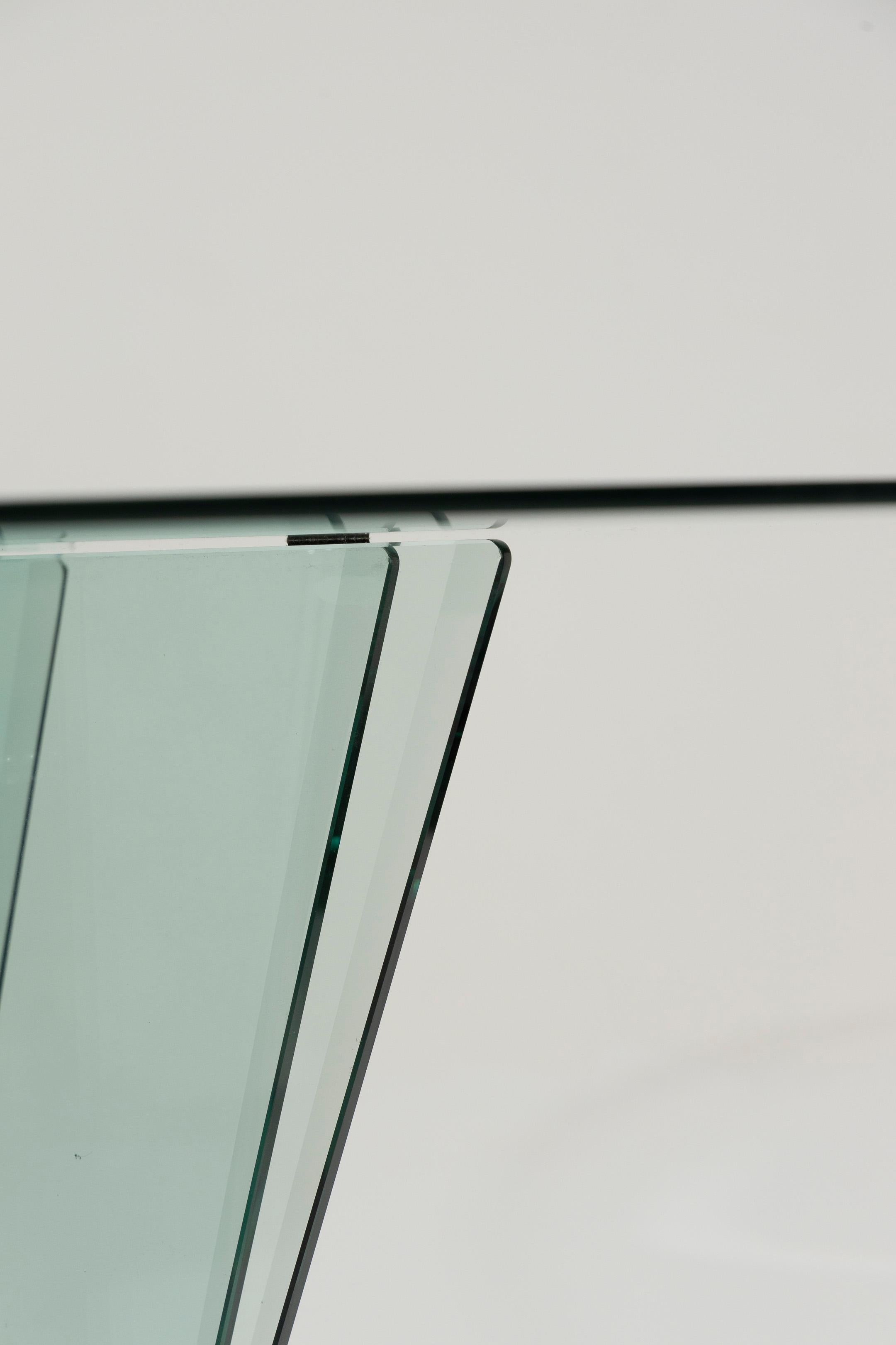 Round Glass Table By Pietro Chiesa For Fontana Arte In The 1970S, Italy. The Table Features A Thick Glass Top Resting On A Sculptural Base Adorned With Mirrored Glass, Also Present On The Base. Very Good Condition. Lp2988. 