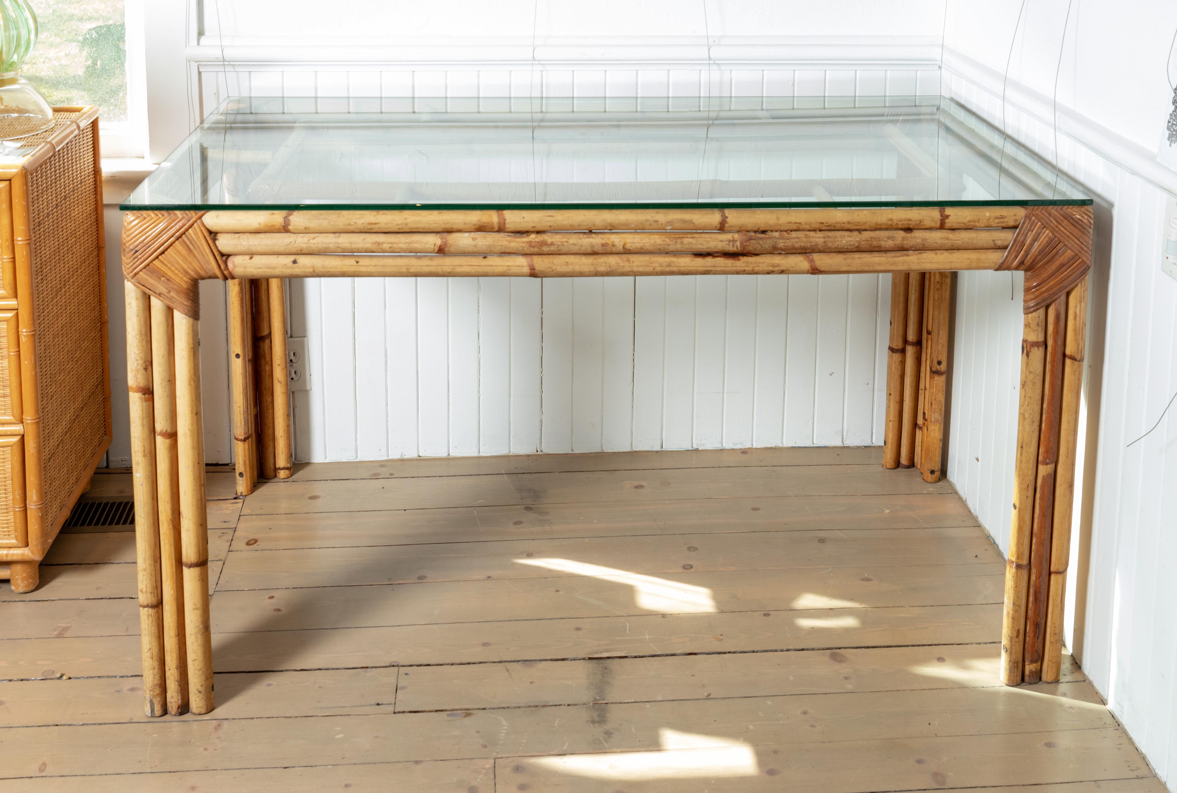 Schreibtisch/Tisch mit Glasplatte aus Bambus.