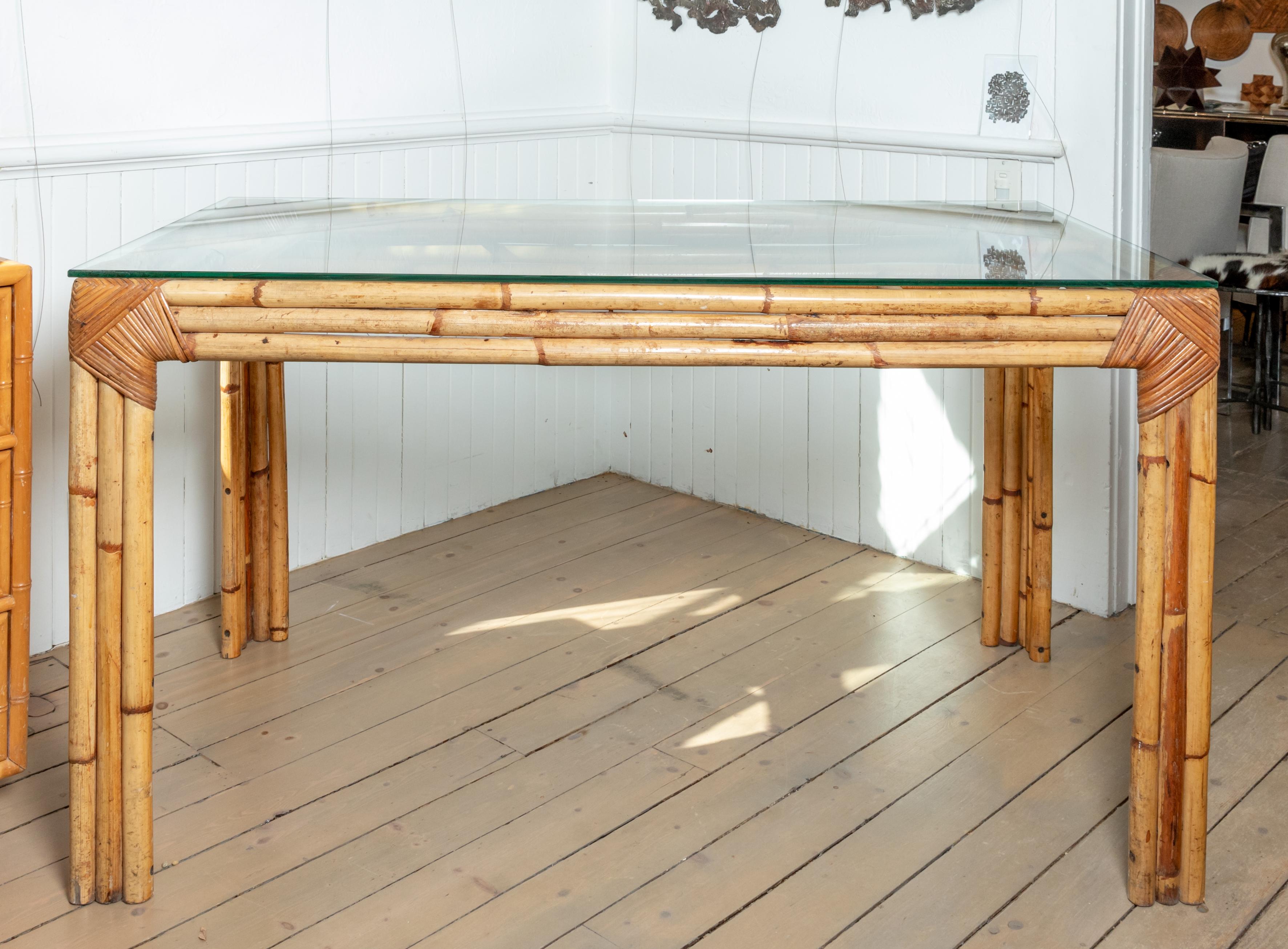 Glasplatte Bambus-Schreibtisch/Tisch (Moderne der Mitte des Jahrhunderts) im Angebot