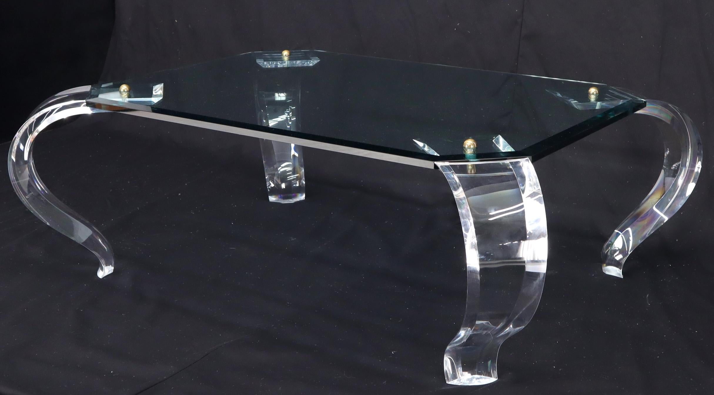 Mid-Century Modern Table basse rectangulaire à plateau en verre et pieds en lucite inclinés en vente