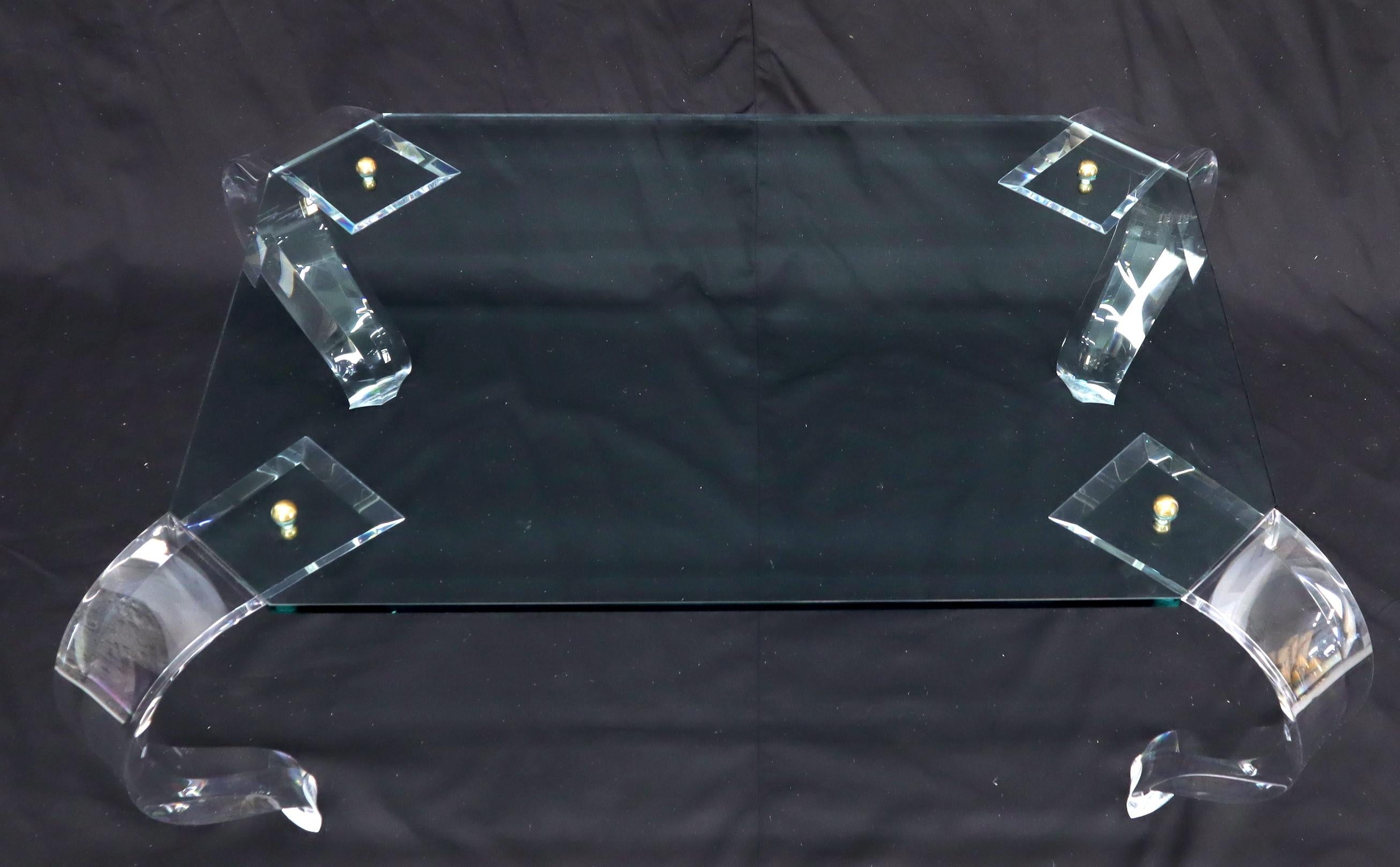 Américain Table basse rectangulaire à plateau en verre et pieds en lucite inclinés en vente