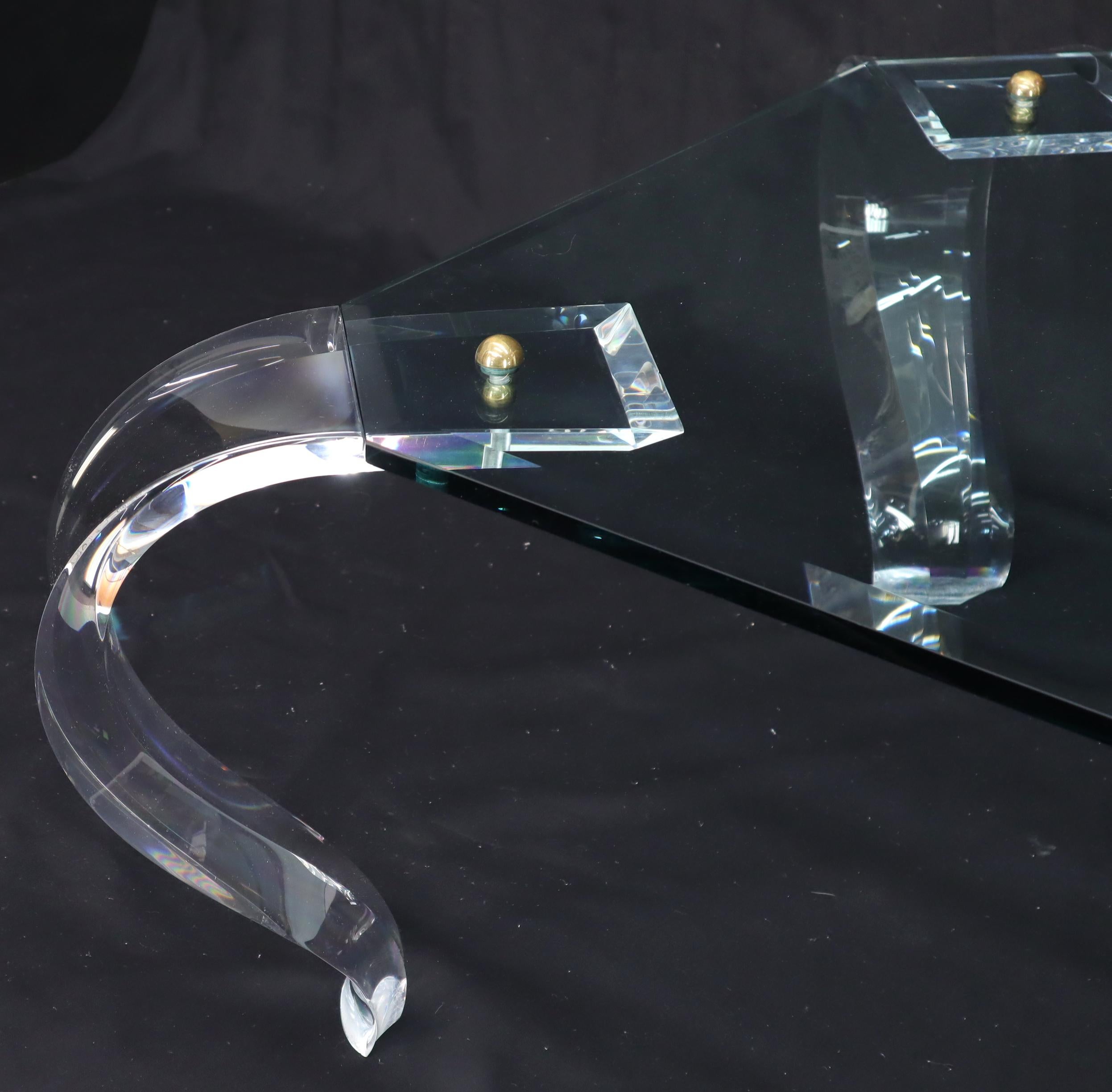Laiton Table basse rectangulaire à plateau en verre et pieds en lucite inclinés en vente