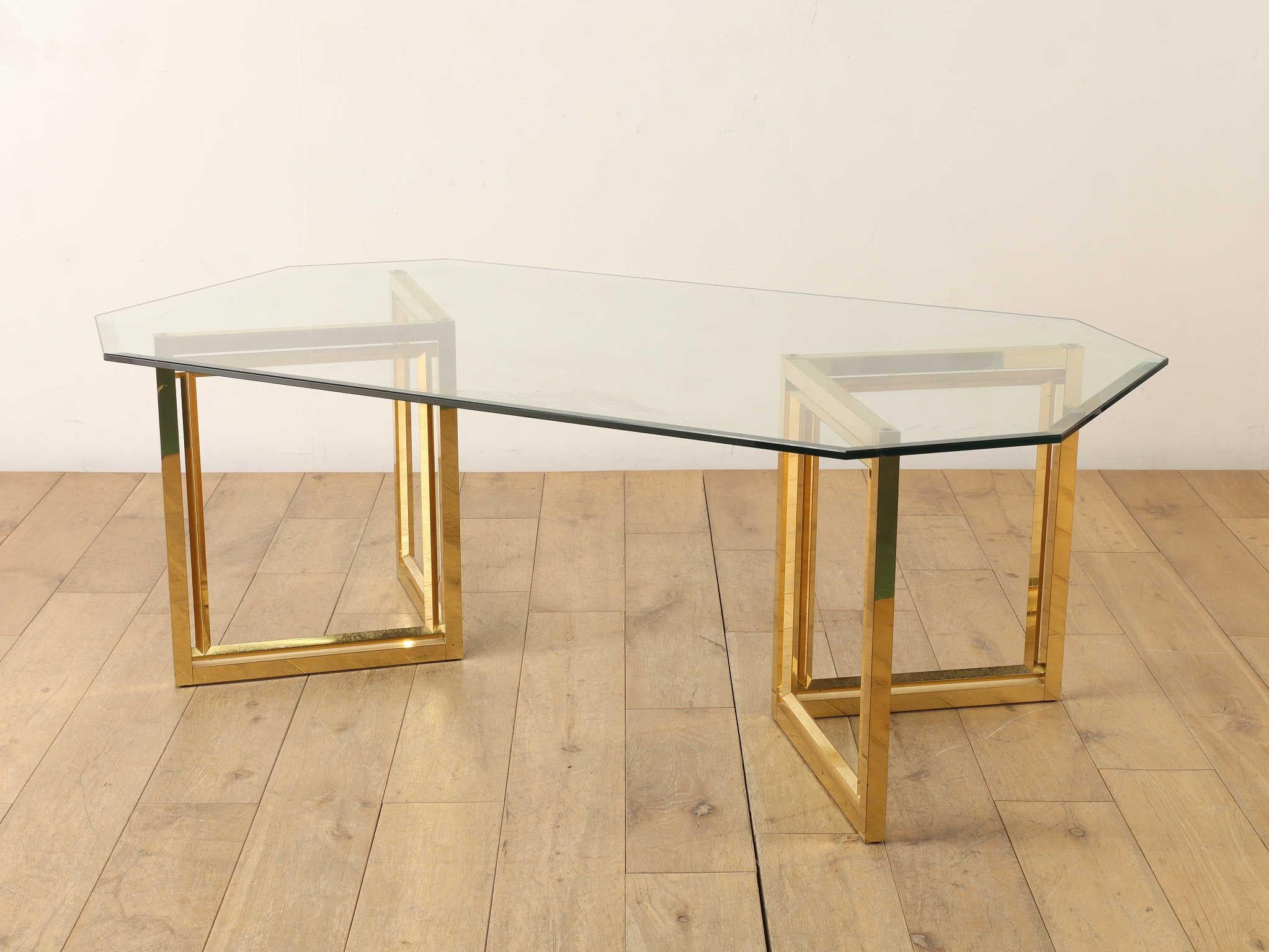 Dieser Couchtisch zeichnet sich durch eine auffallend lineare Silhouette mit klaren, gut definierten Kanten aus, die seine raffinierte Designsensibilität unterstreichen. Die originelle Glasplatte ist wunderschön gearbeitet, mit zart abgeschrägten