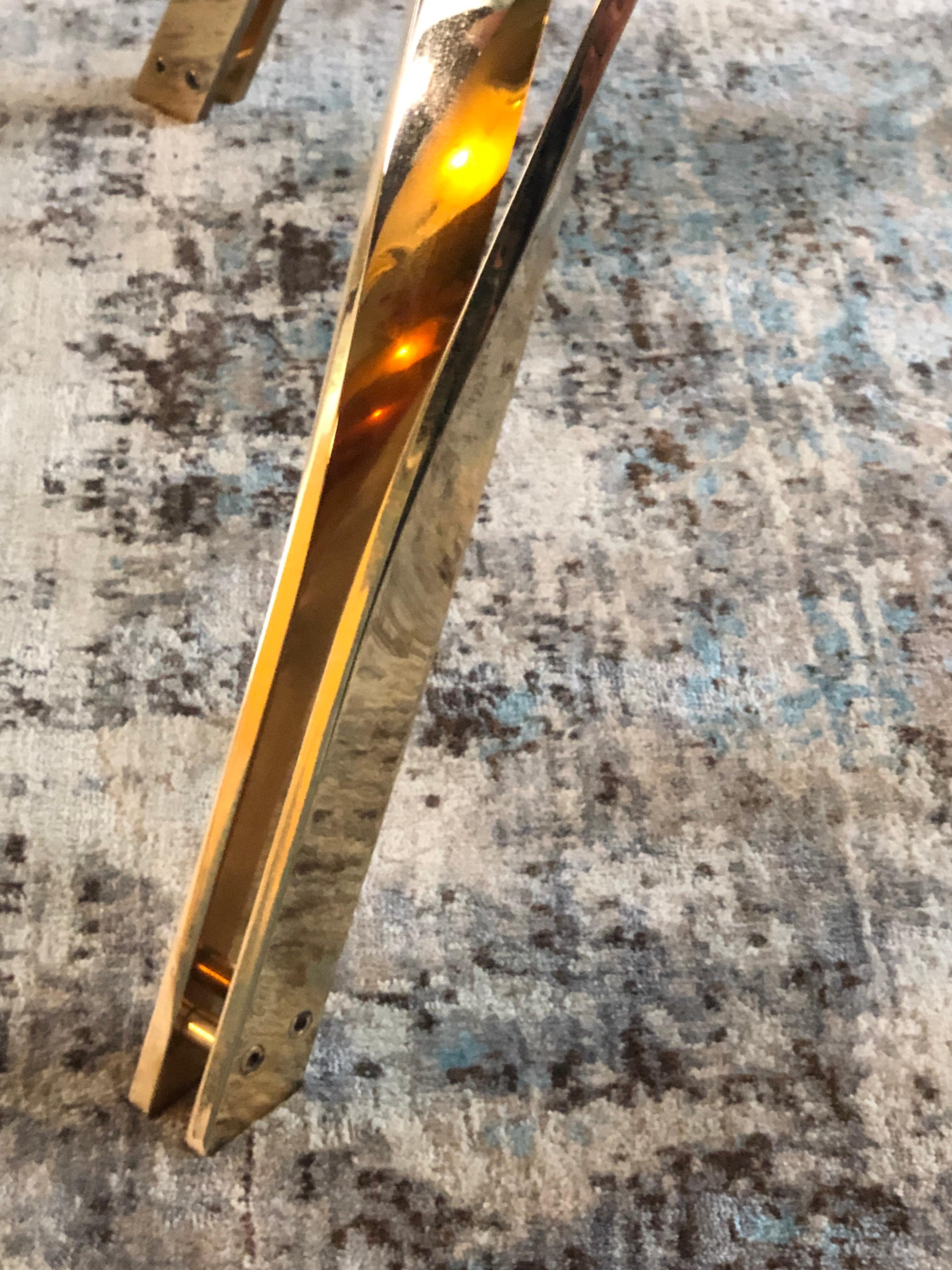 Questo tavolino da caffè in stile Mid-Century Modern è stato realizzato da Tri Mark, intorno al 1971.
L'arco architettonico in bronzo conferisce a questo tavolo un aspetto unico ed eccezionale.
Ha un piano in vetro spesso 0,75