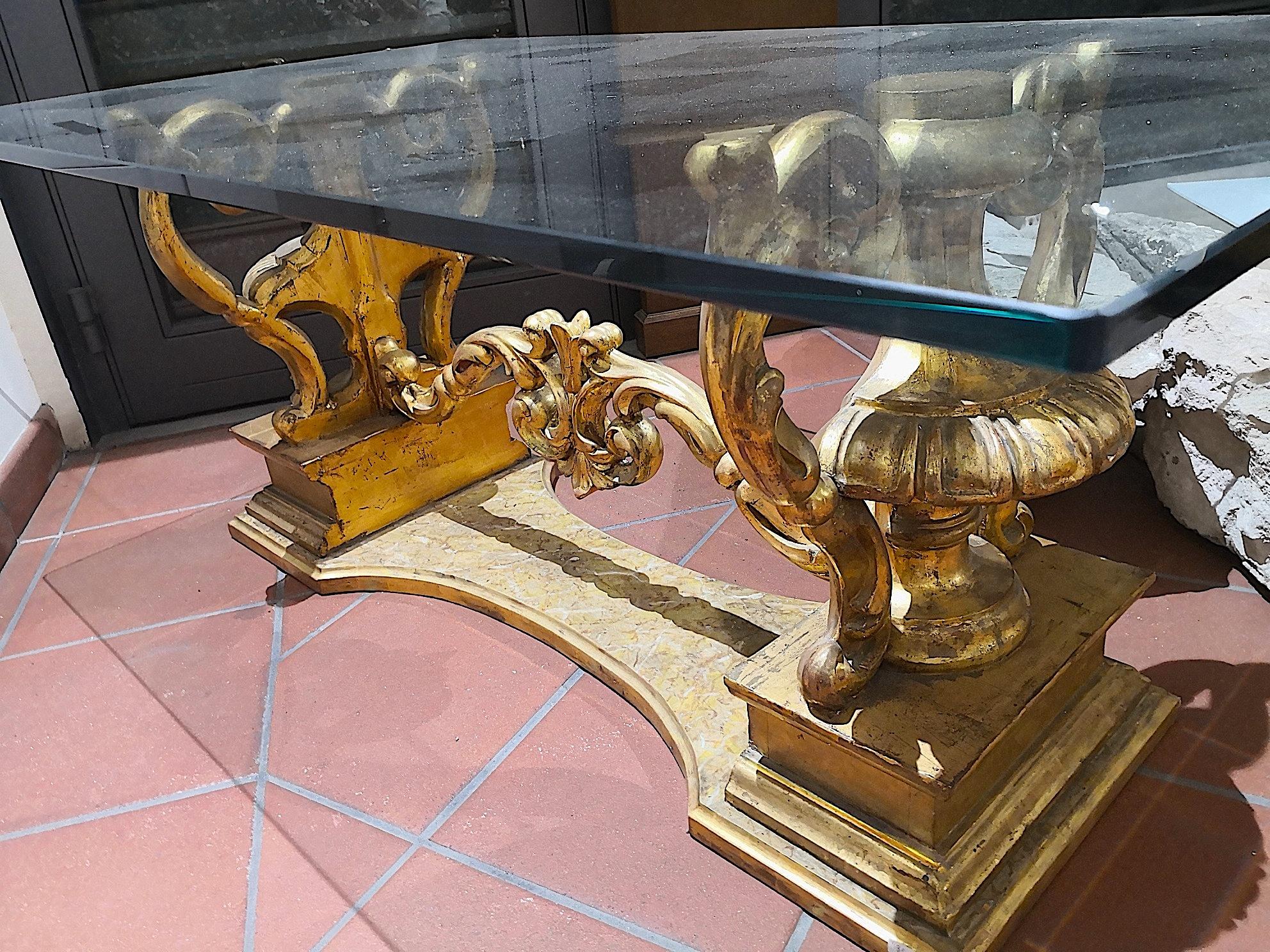 Une belle table basse à plateau en verre faite sur mesure à partir d'ornements anciens en bois doré sicilien de la fin du XVIIIe siècle, de style Louis XVI. Les ornements du vase ou de l'urne sont anciens, du 18e siècle, vers 1770. Ils sont en bois