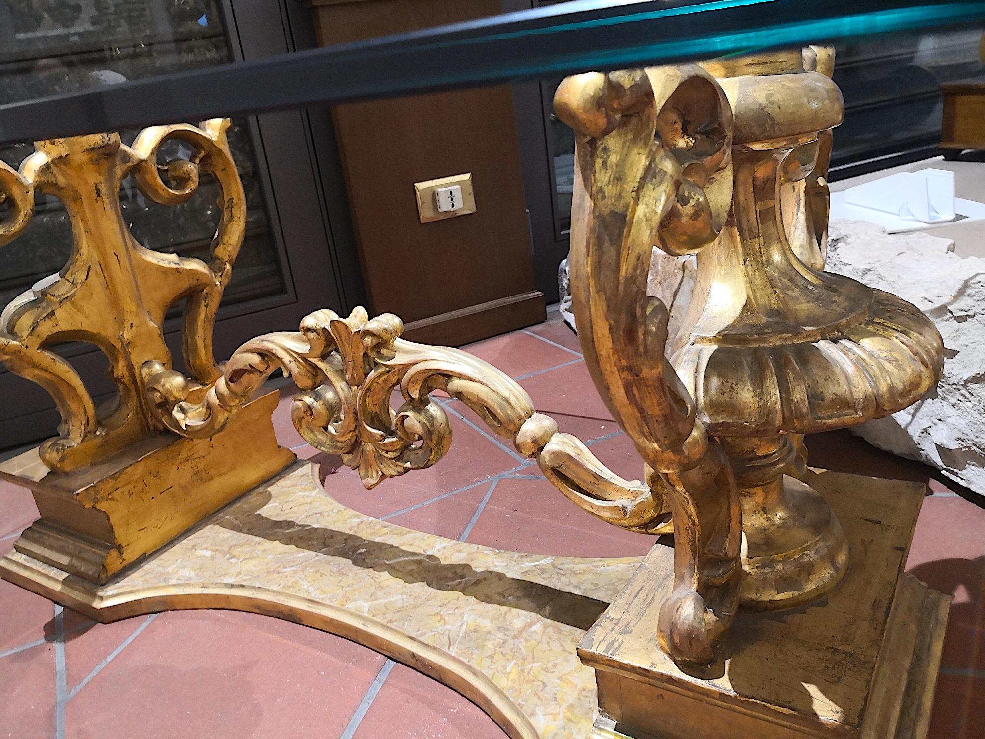 Table basse à plateau en verre de la fin du XVIIIe siècle:: ornements italiens en bois doré de Sicile Bon état à New York, NY