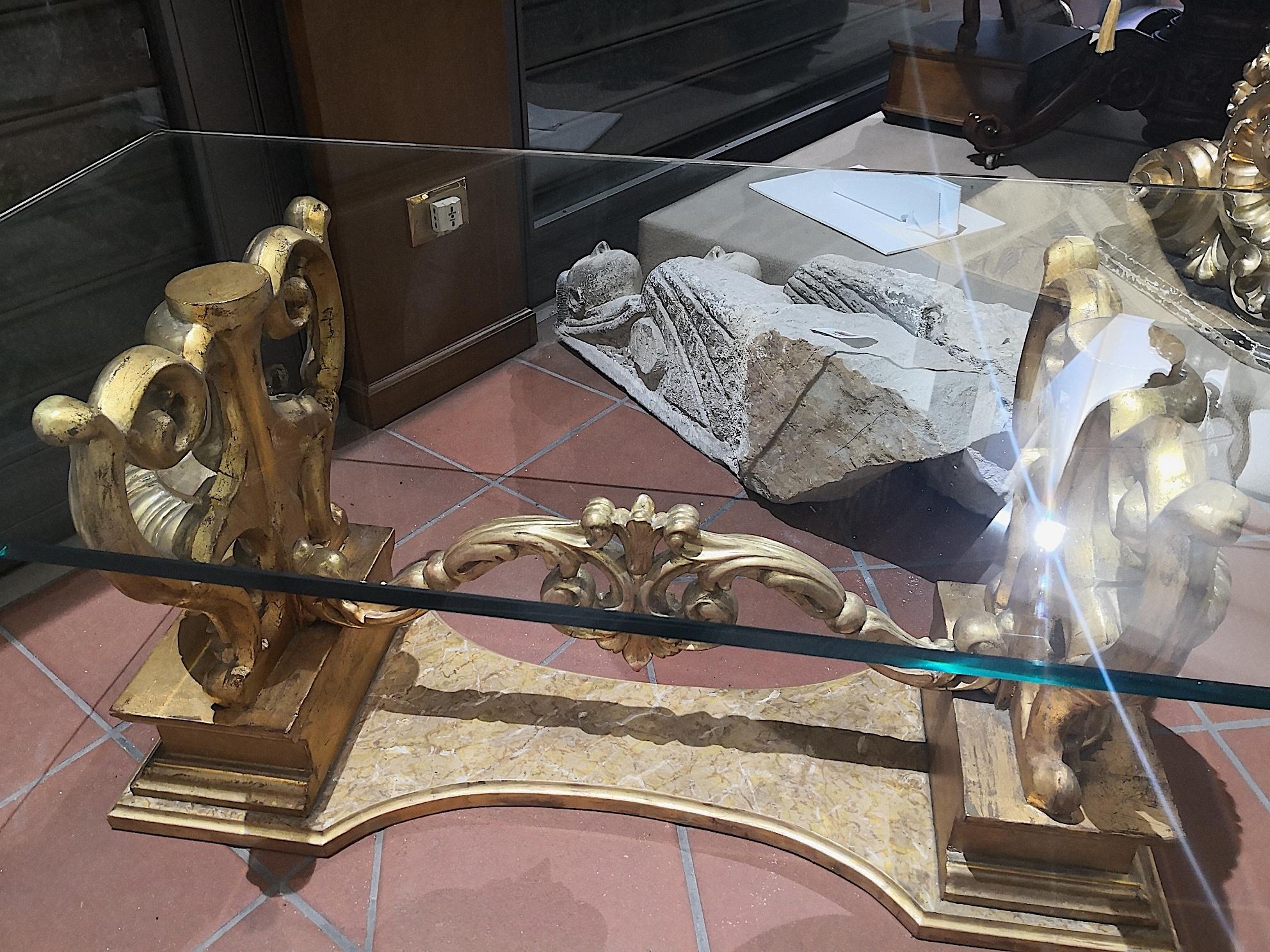 Bois Table basse à plateau en verre de la fin du XVIIIe siècle:: ornements italiens en bois doré de Sicile