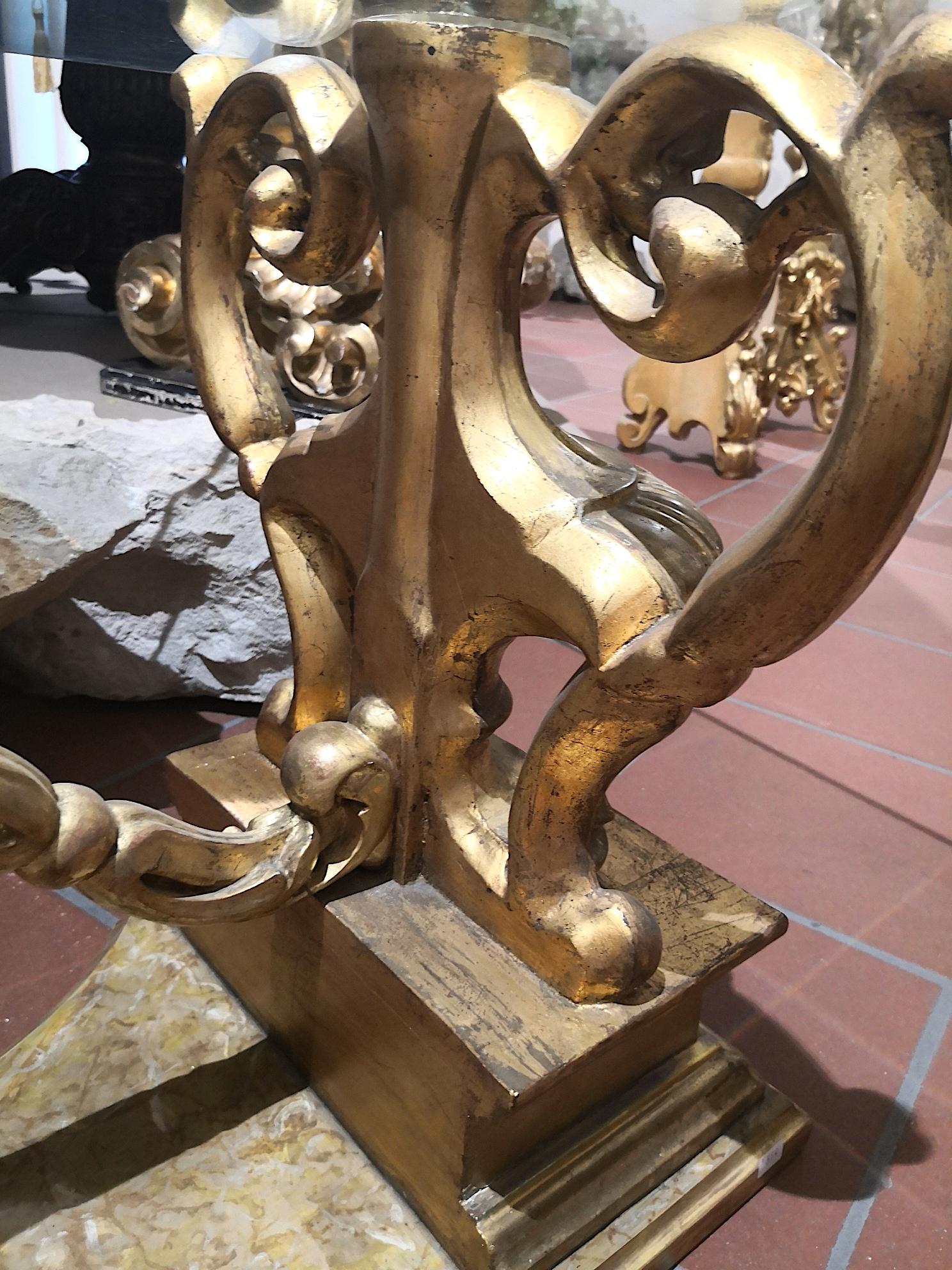 Table basse à plateau en verre de la fin du XVIIIe siècle:: ornements italiens en bois doré de Sicile 4