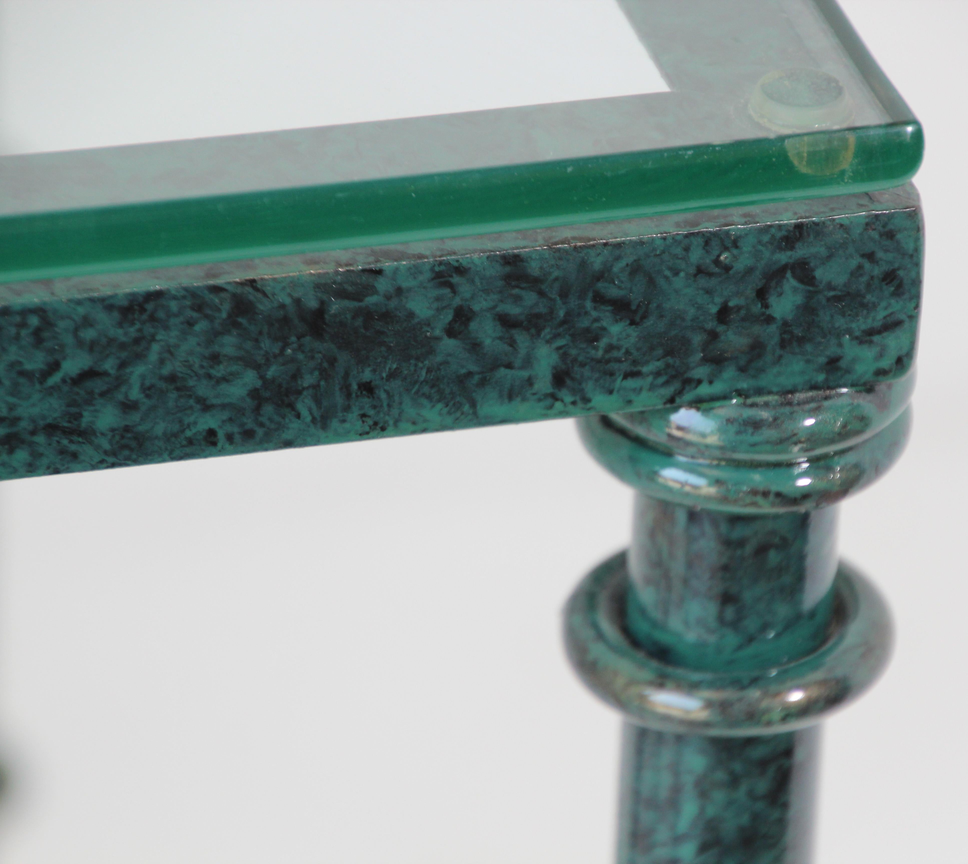 Table basse avec plateau en verre et patine métallique vert-de-gris en vente 2