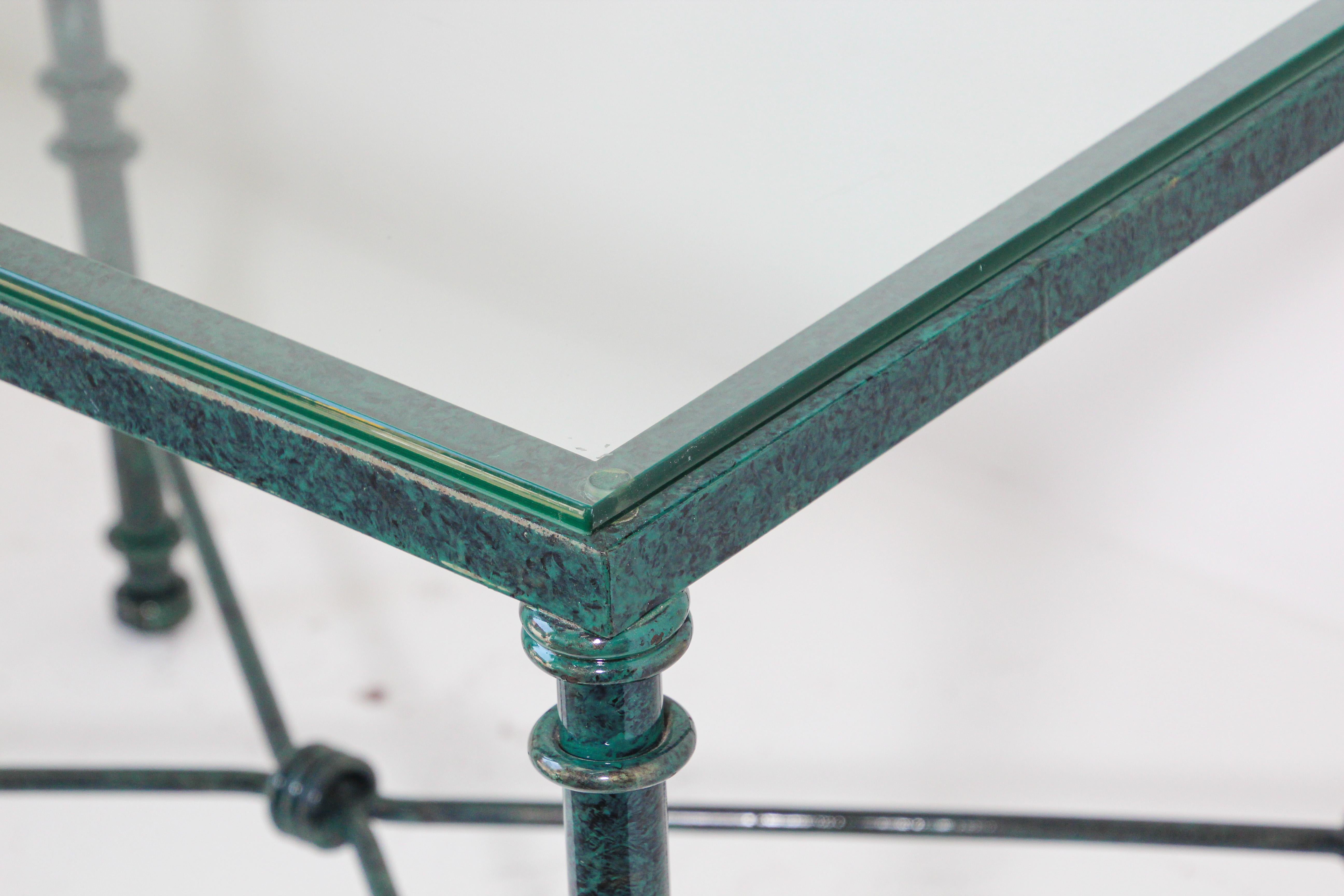 Table basse avec plateau en verre et patine métallique vert-de-gris en vente 3