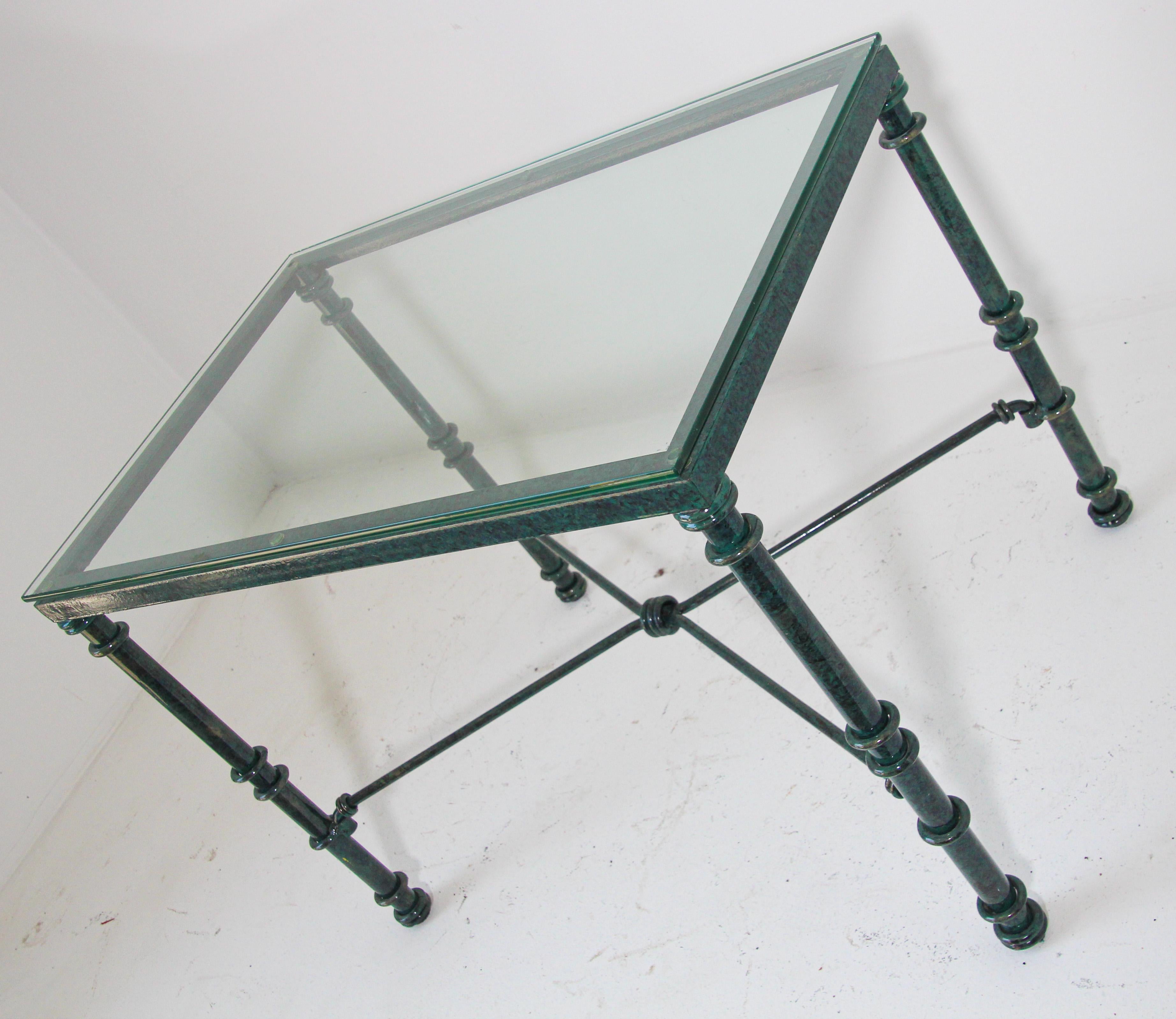 Table basse avec plateau en verre et patine métallique vert-de-gris en vente 4