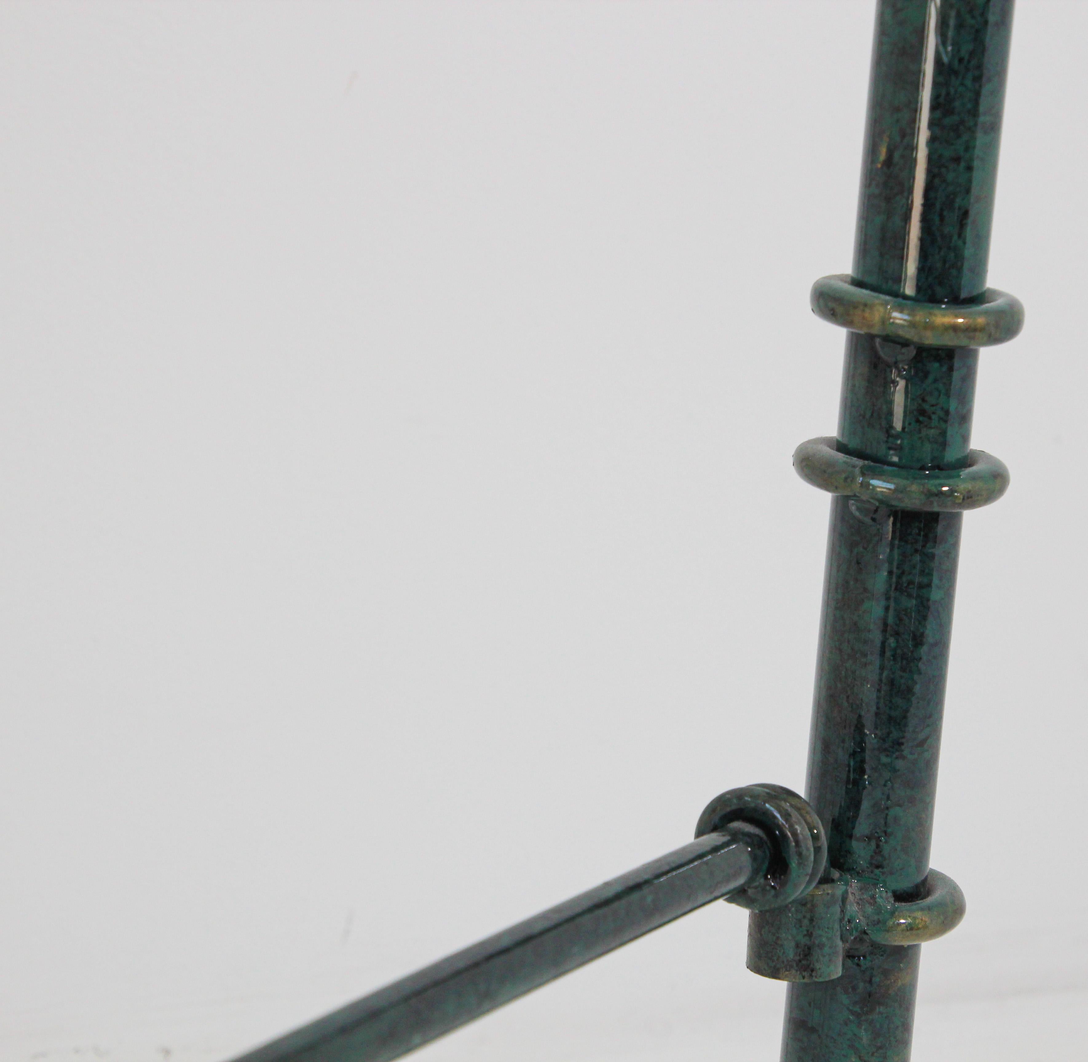 Table basse avec plateau en verre et patine métallique vert-de-gris en vente 6