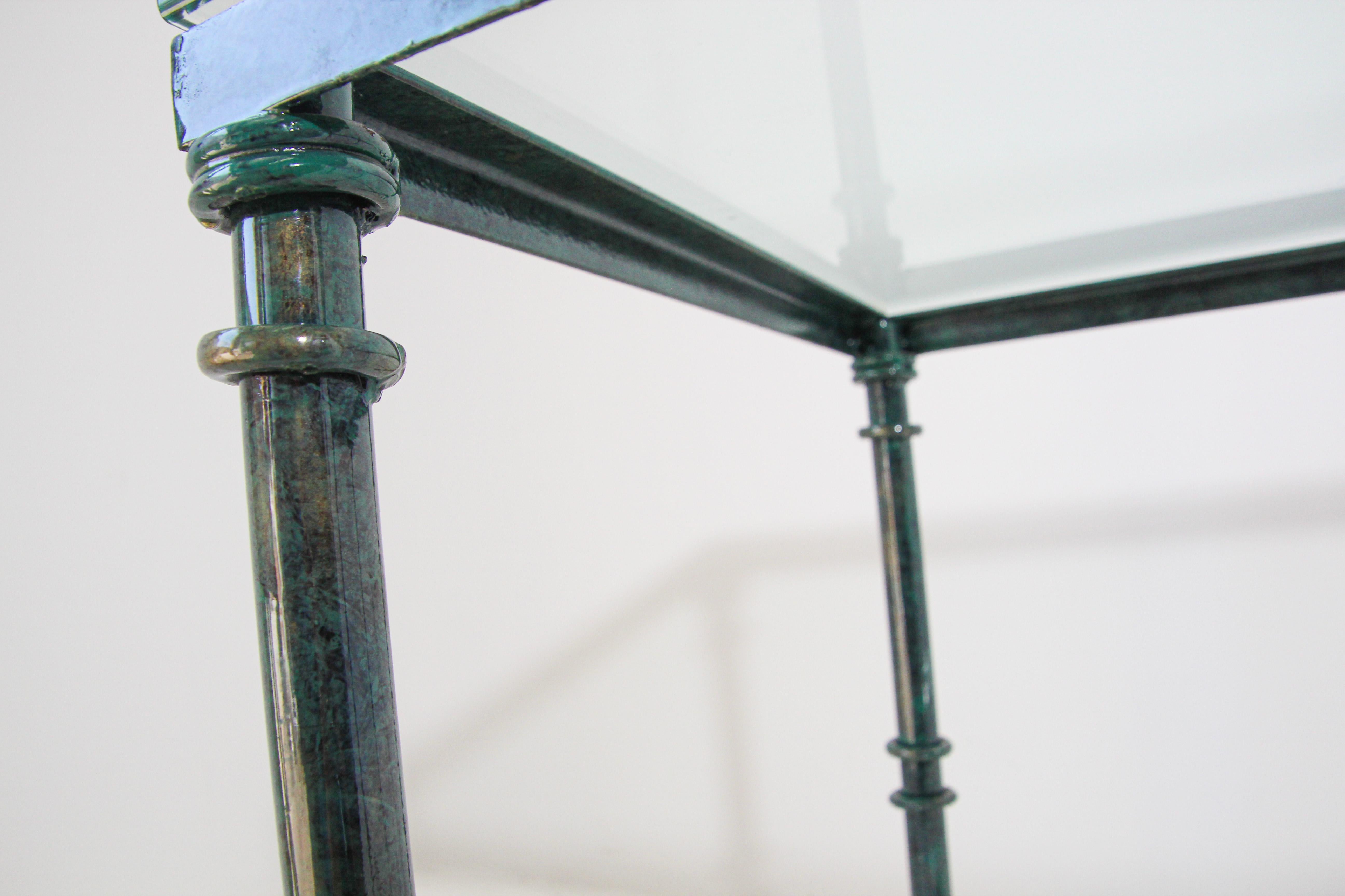 Table basse avec plateau en verre et patine métallique vert-de-gris en vente 8