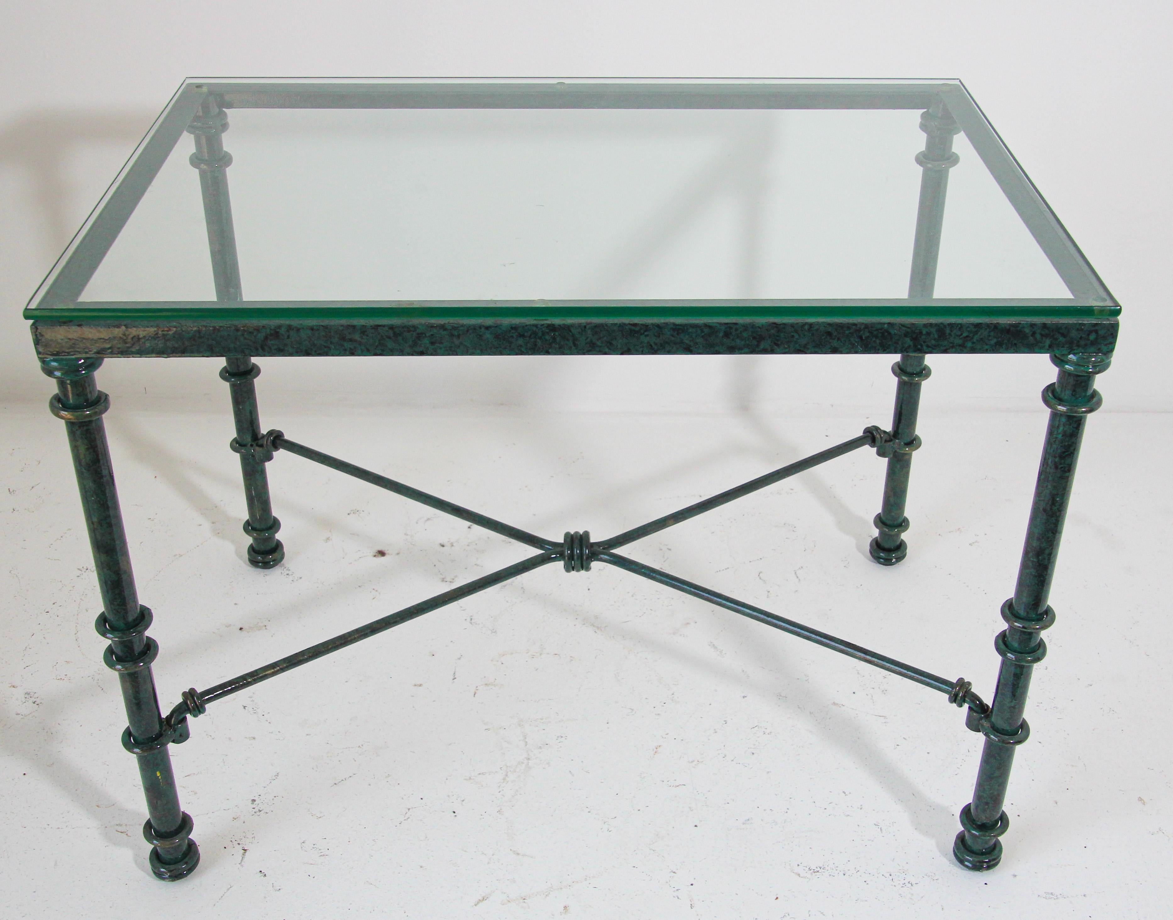 Table basse avec plateau en verre et patine métallique vert-de-gris en vente 9