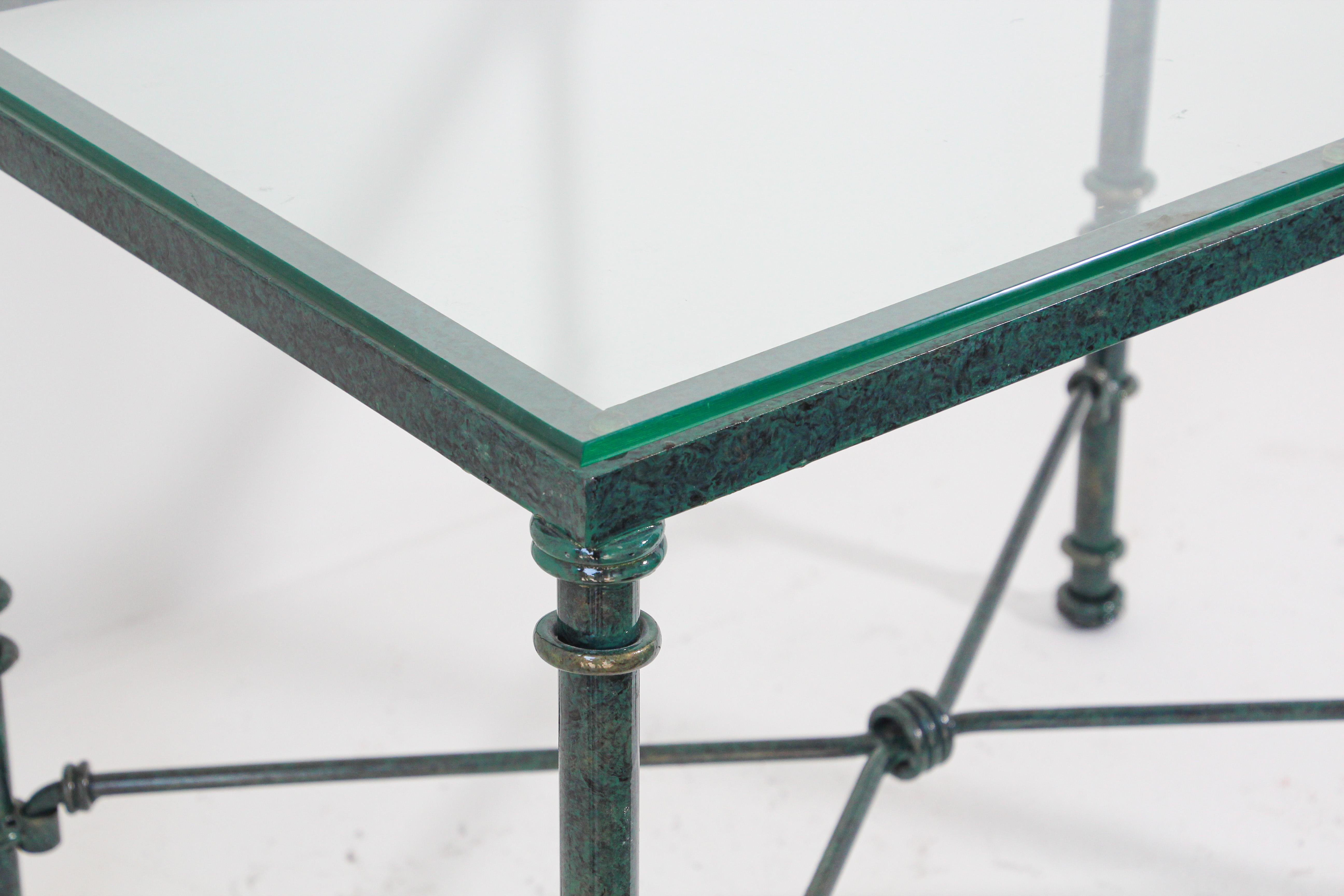 Français Table basse avec plateau en verre et patine métallique vert-de-gris en vente