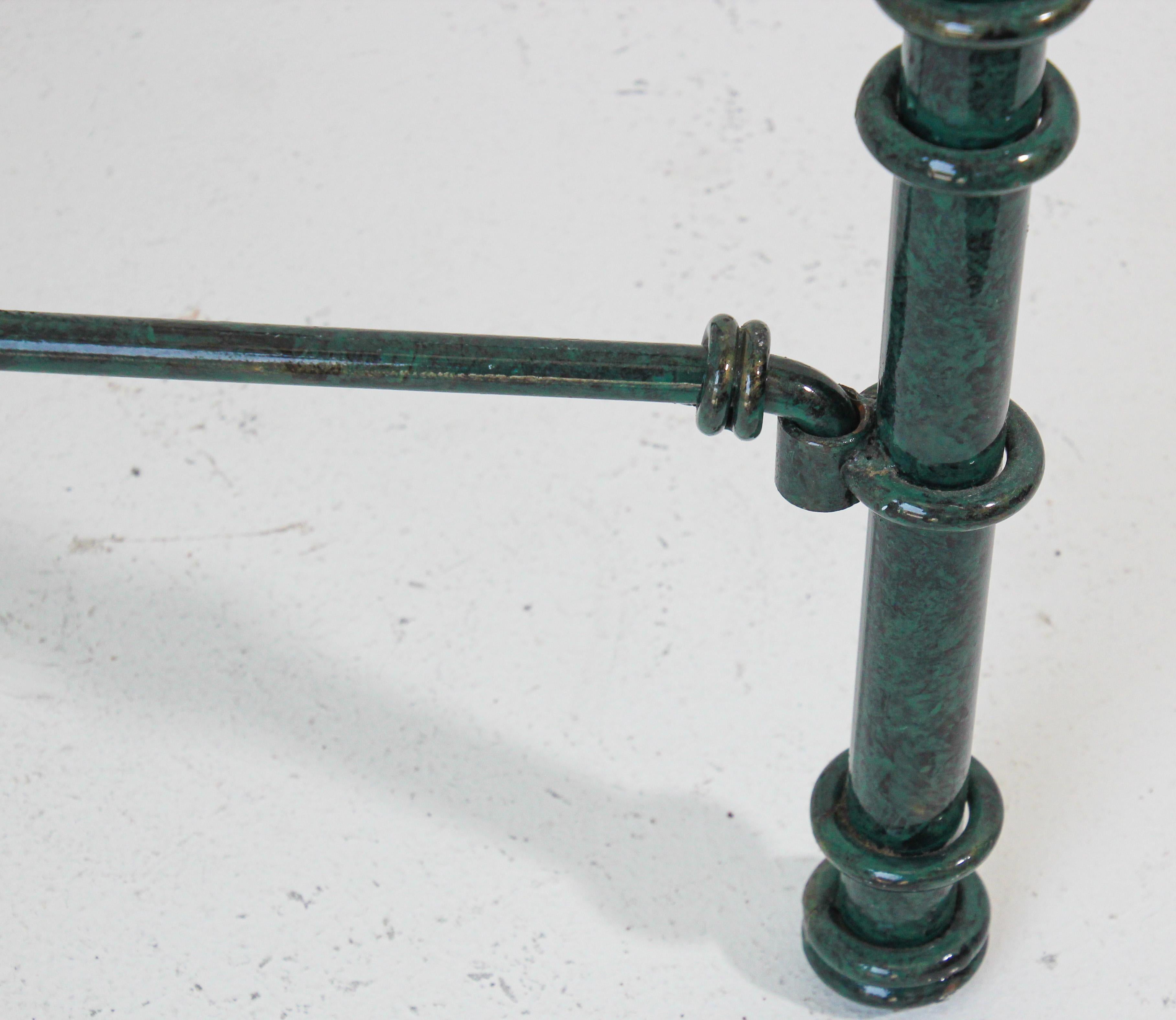 Anodisé Table basse avec plateau en verre et patine métallique vert-de-gris en vente
