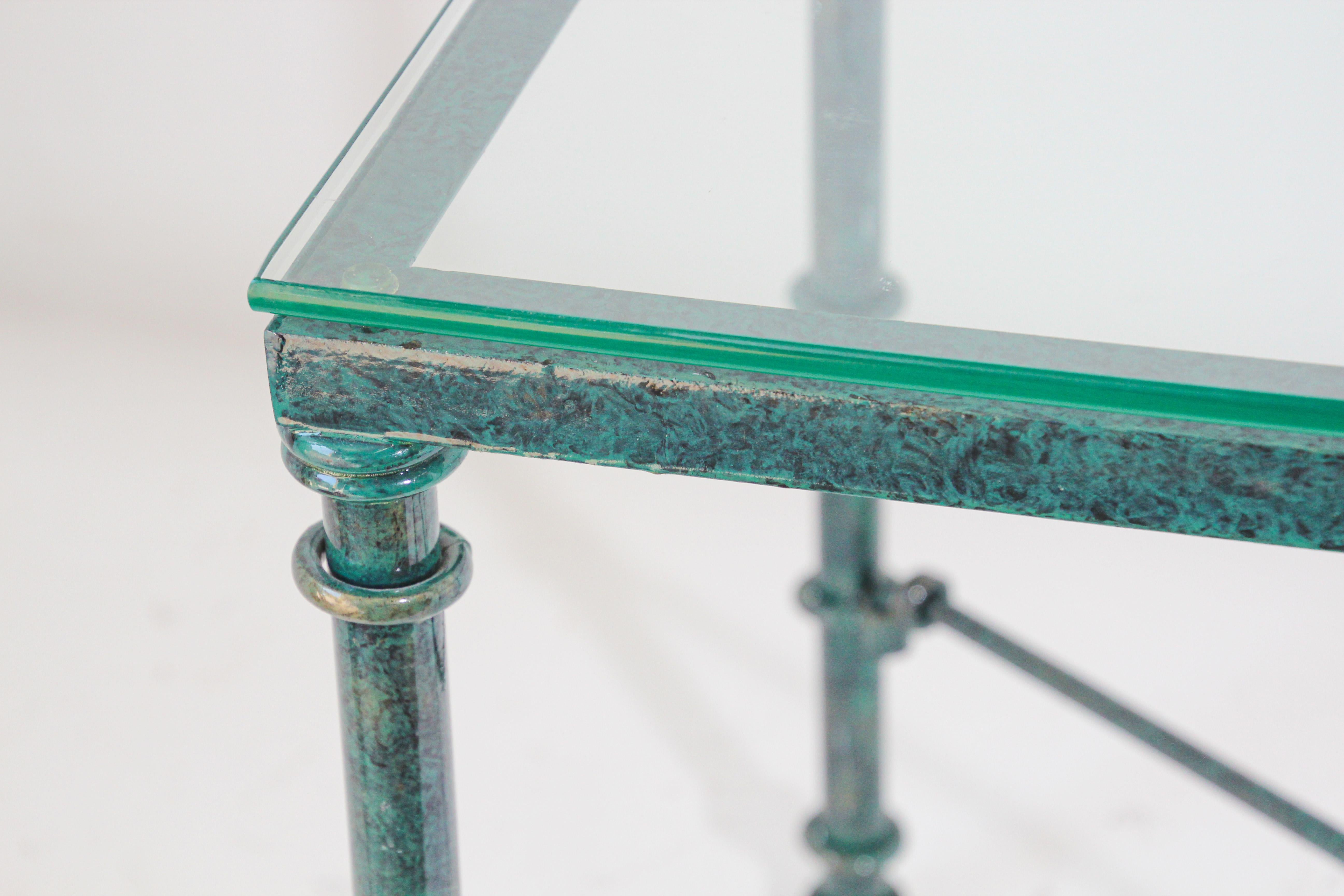 20ième siècle Table basse avec plateau en verre et patine métallique vert-de-gris en vente