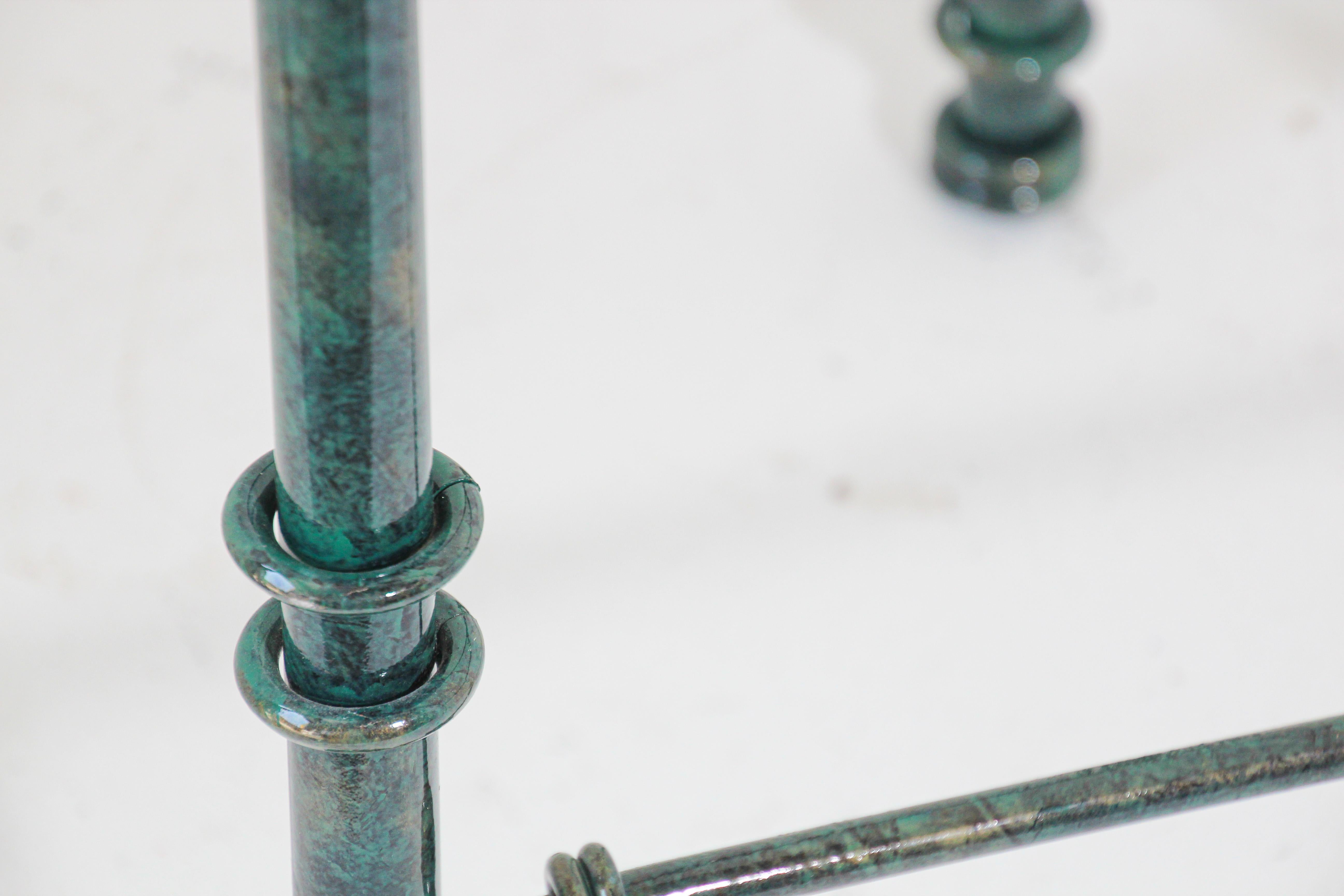 Métal Table basse avec plateau en verre et patine métallique vert-de-gris en vente