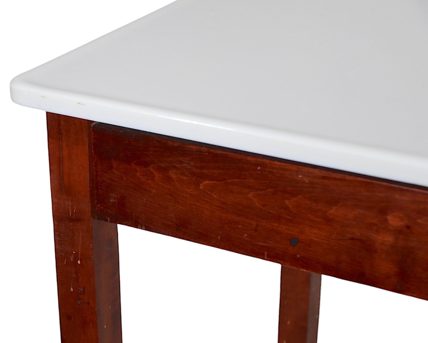 Table de Bakers Confection avec base en bois et pieds en porcelaine émaillée en vente 3