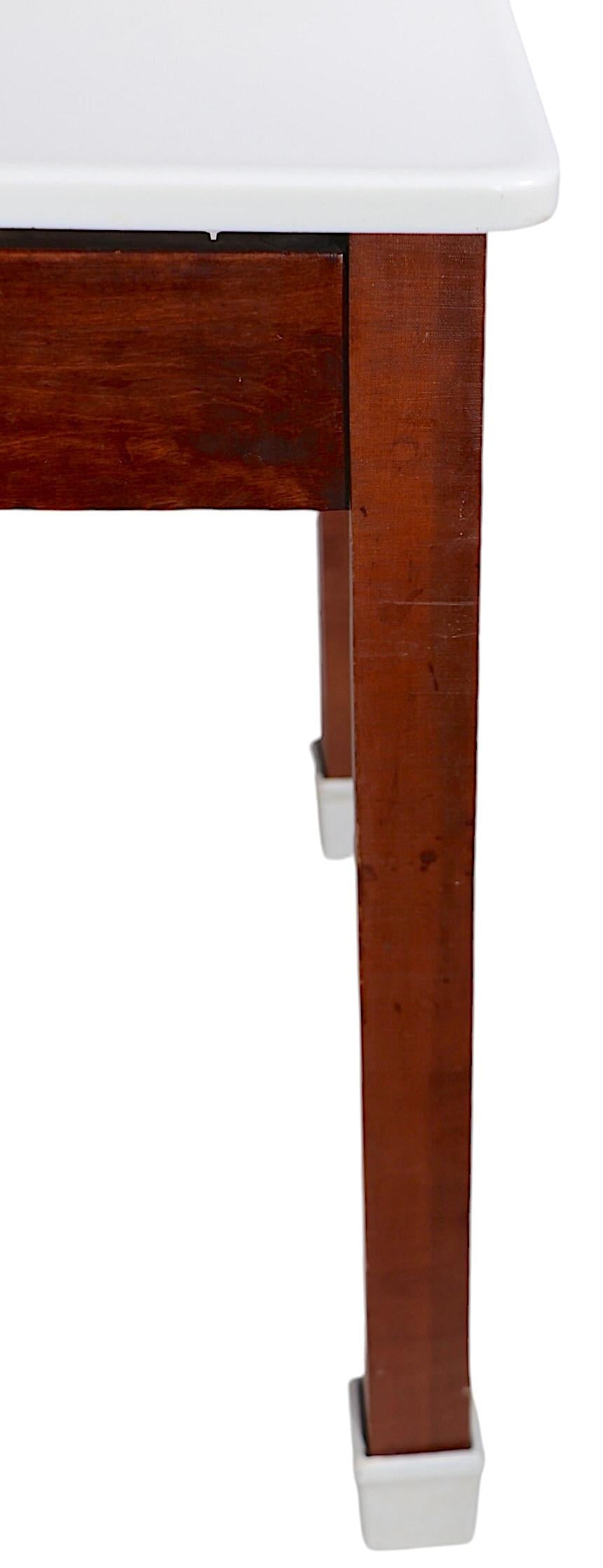 Table de Bakers Confection avec base en bois et pieds en porcelaine émaillée en vente 4