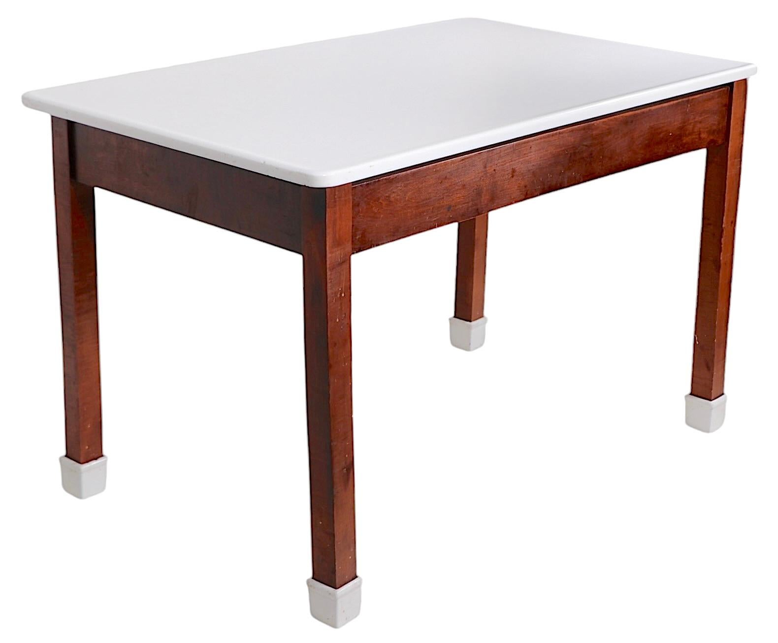 Table de Bakers Confection avec base en bois et pieds en porcelaine émaillée en vente 6
