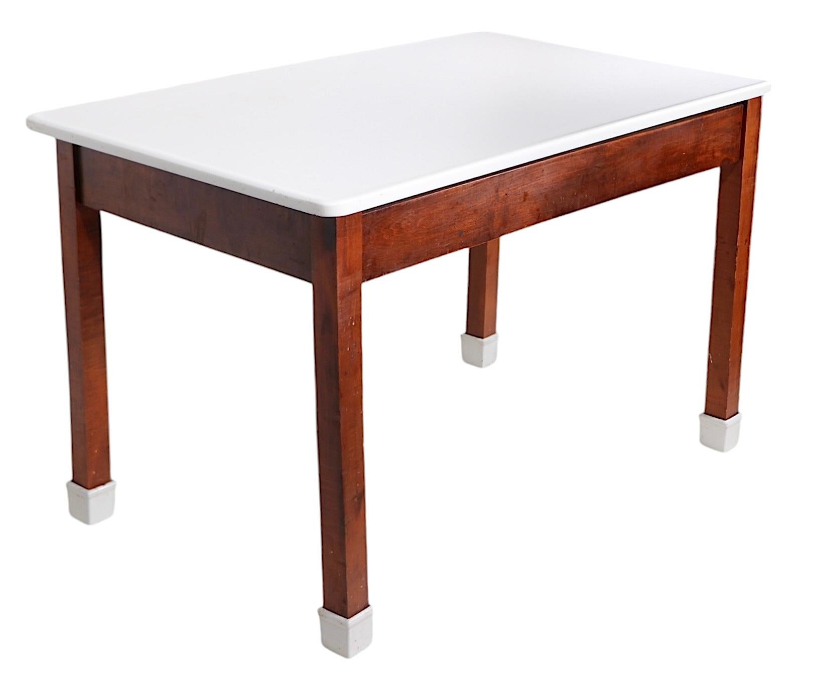 Table de Bakers Confection avec base en bois et pieds en porcelaine émaillée en vente 7