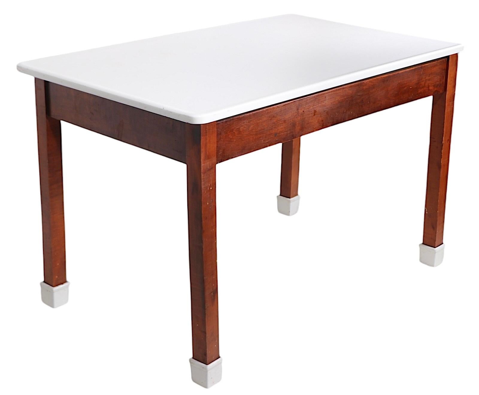 Table de Bakers Confection avec base en bois et pieds en porcelaine émaillée en vente 8
