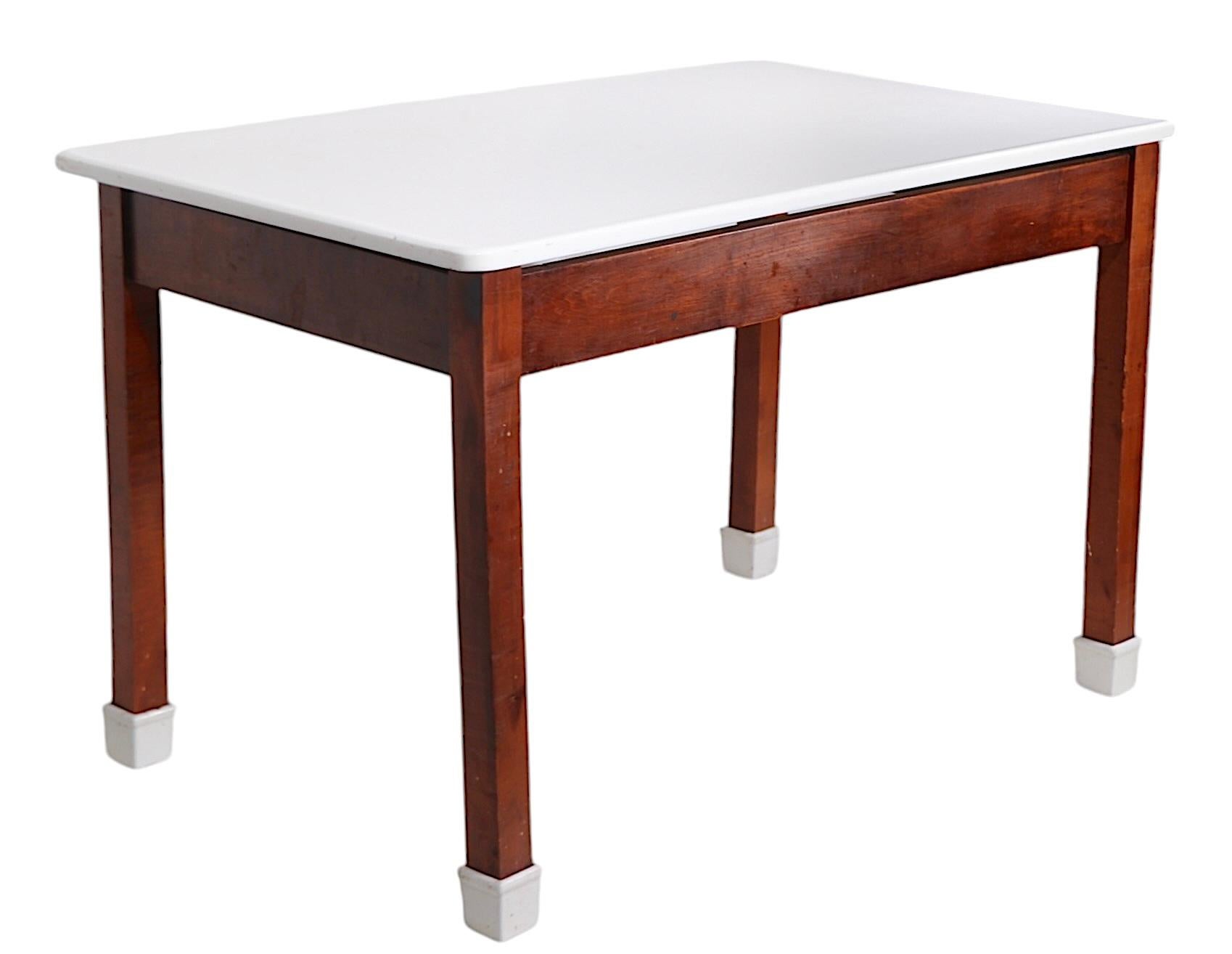 Table de Bakers Confection avec base en bois et pieds en porcelaine émaillée en vente 9