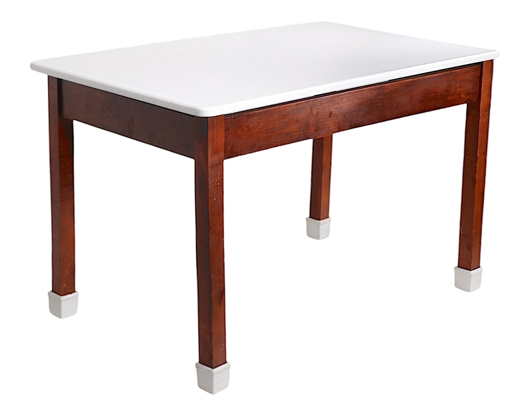 Table de Bakers Confection avec base en bois et pieds en porcelaine émaillée en vente 10