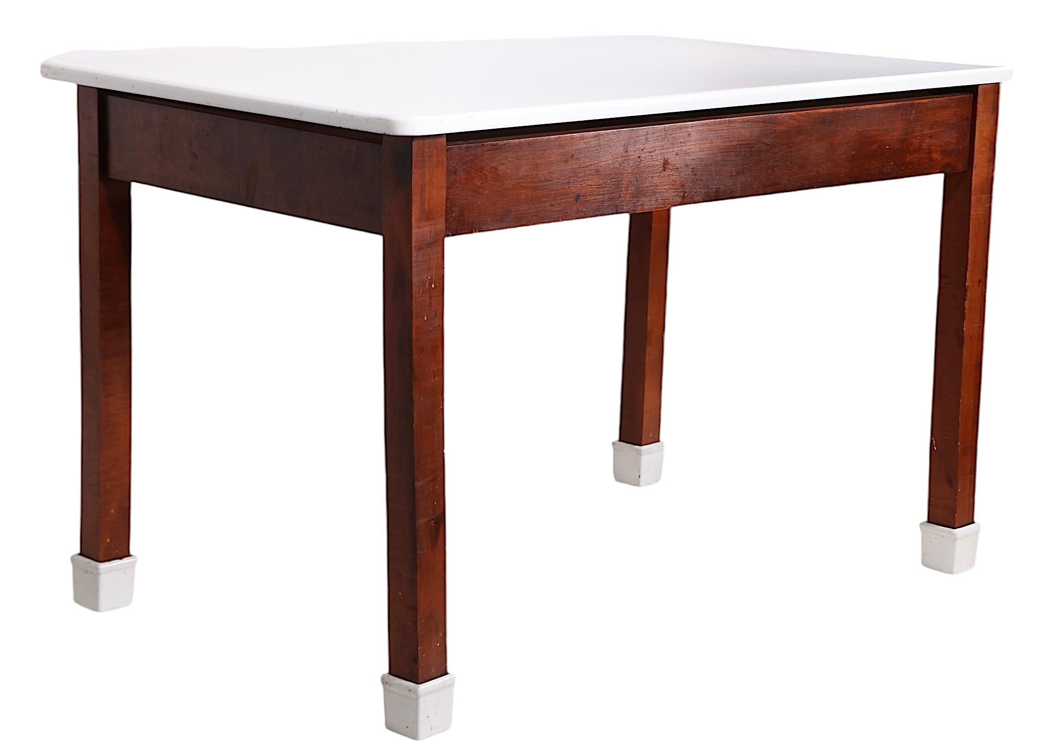 Table de Bakers Confection avec base en bois et pieds en porcelaine émaillée en vente 11
