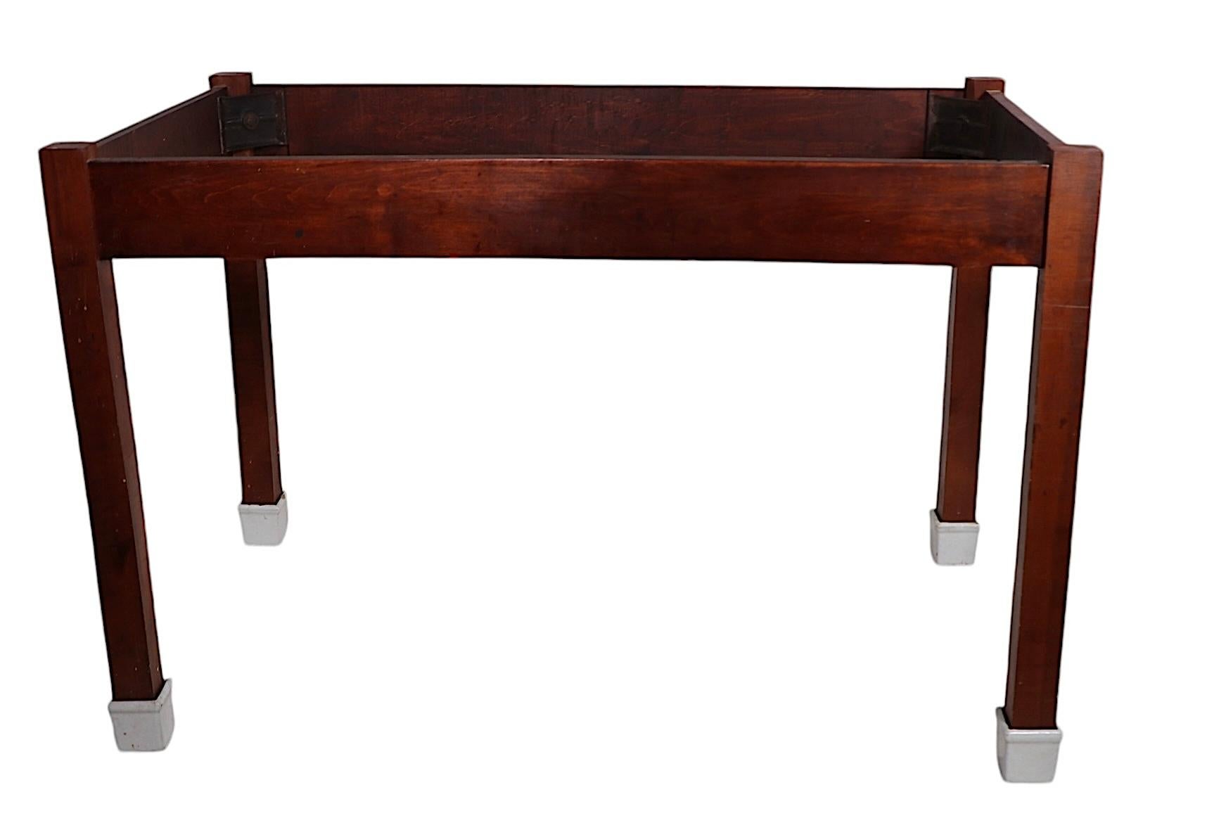 Industriel Table de Bakers Confection avec base en bois et pieds en porcelaine émaillée en vente