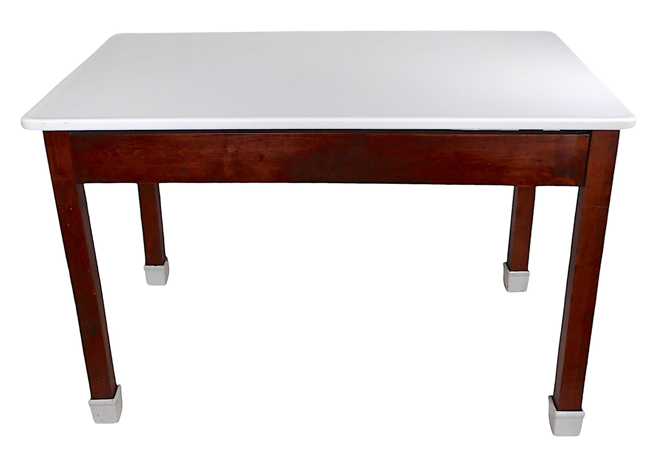 20ième siècle Table de Bakers Confection avec base en bois et pieds en porcelaine émaillée en vente