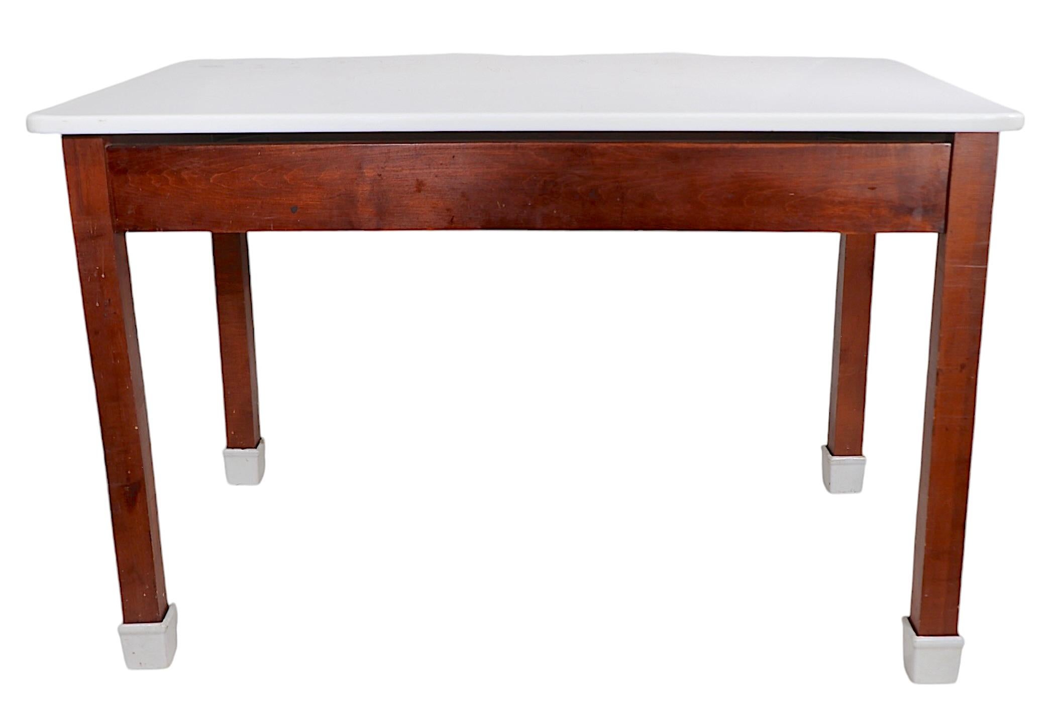 Porcelaine Table de Bakers Confection avec base en bois et pieds en porcelaine émaillée en vente