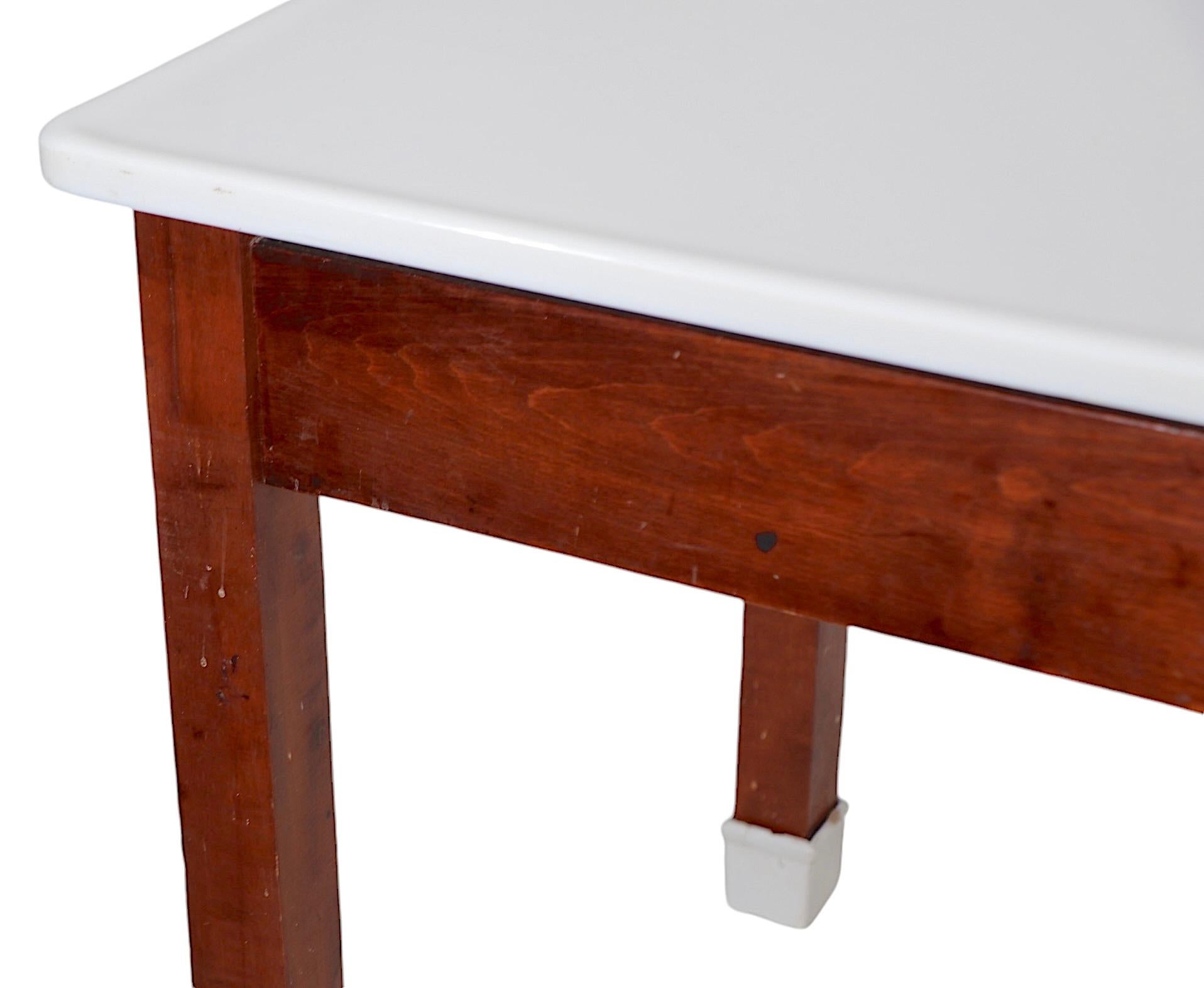 Table de Bakers Confection avec base en bois et pieds en porcelaine émaillée en vente 1