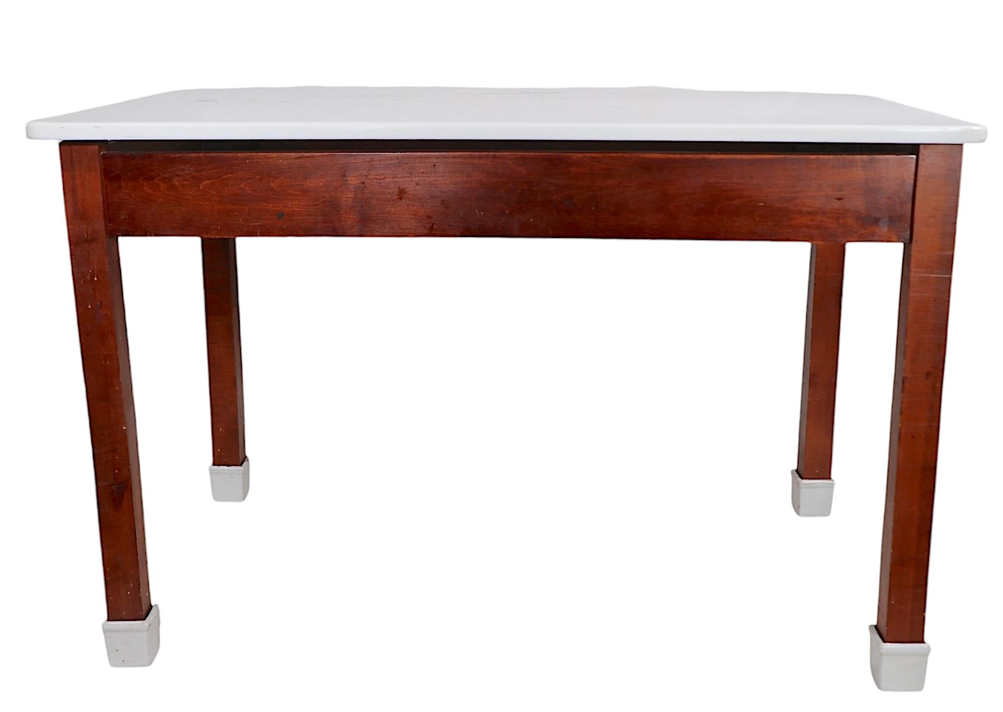 Table de Bakers Confection avec base en bois et pieds en porcelaine émaillée en vente 2