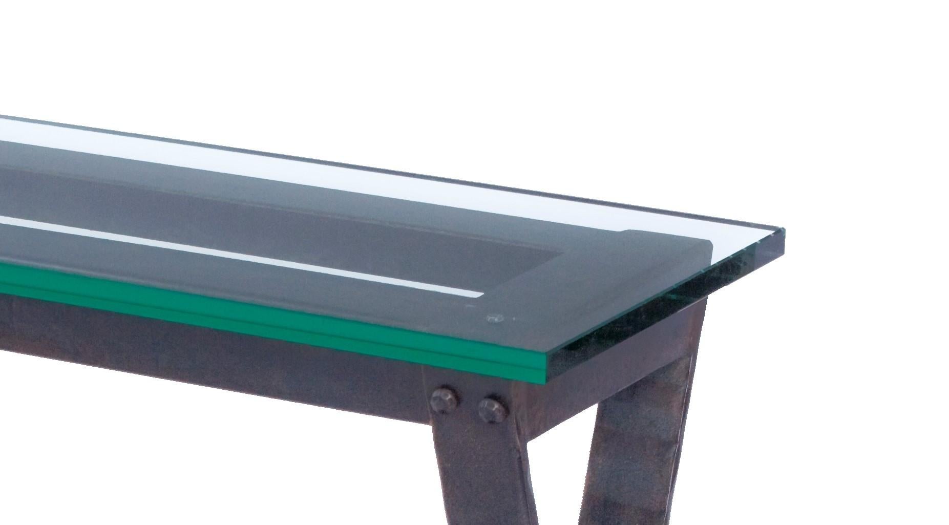 Konsolentisch mit Glasplatte und handgeschmiedetem Stahlfuß, anpassbar (Moderne) im Angebot