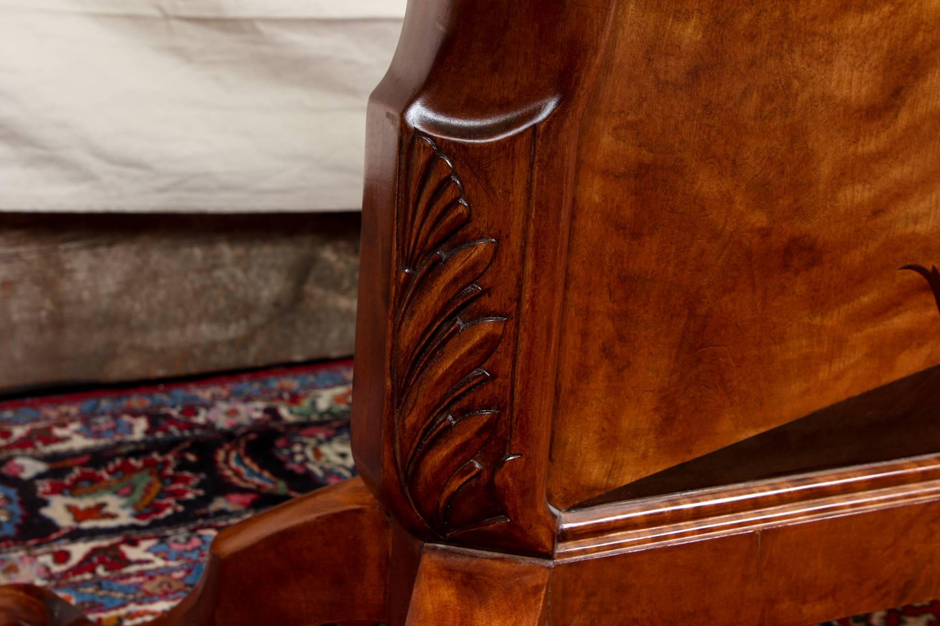With a narrow rectangular support with open demilune ends, a burled panel with a dark wood palmette inlay on both sides, and carved acanthus leaves on the ends. Raised on outswept legs with paw feet. With a rectangular bevelled glass top.
Wood