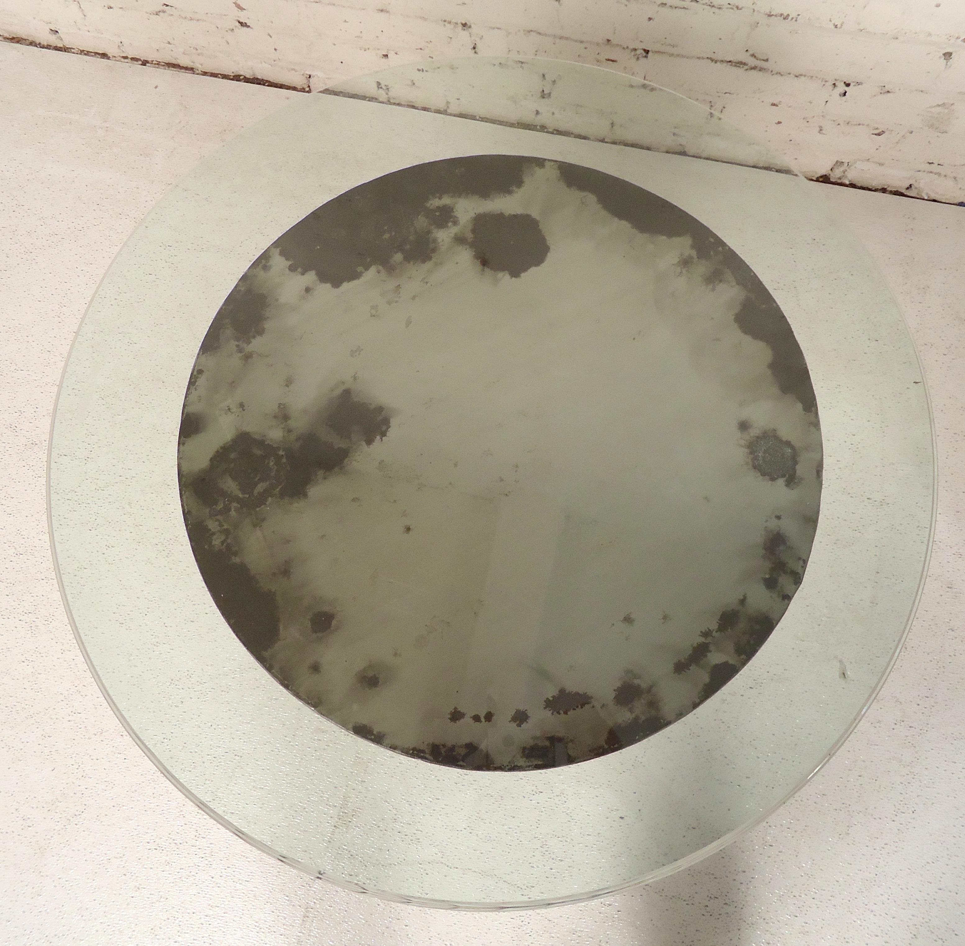 Round glass top table with metal spiral base. Base has been redone in a bare metal style finish.

(Please confirm item location NY or NJ with dealer).
 