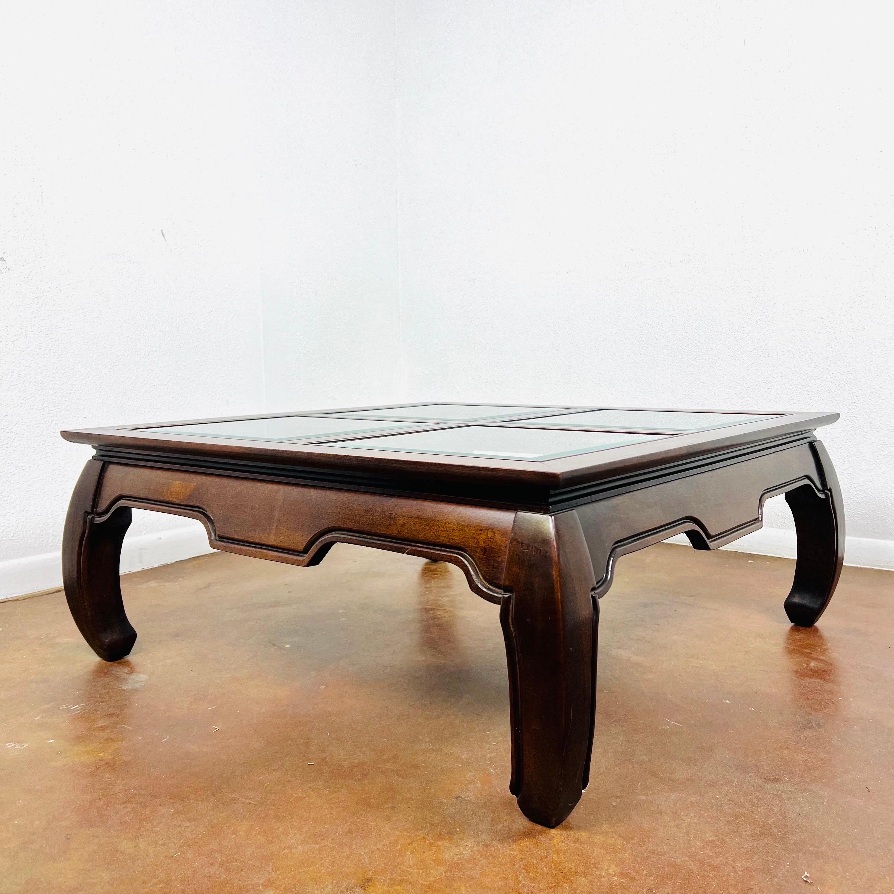 Fin du 20e siècle Table basse de style Ming avec plateau en verre