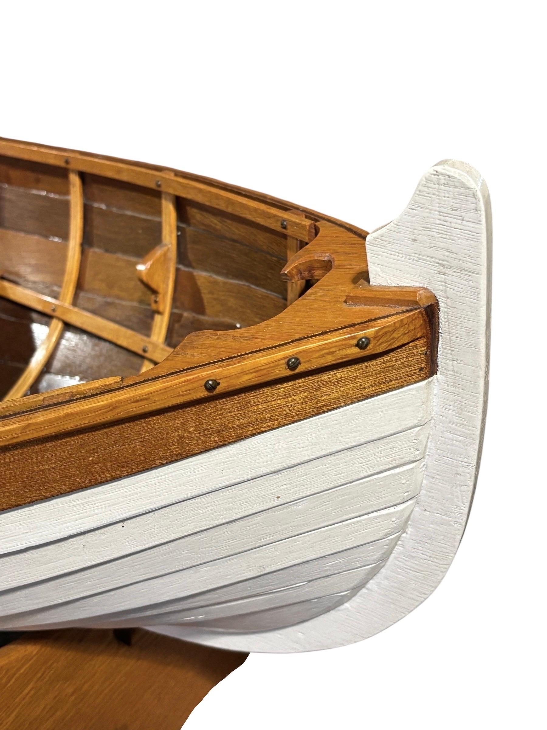 Mesa baja Rowboat con tapa de cristal Estadounidense en venta