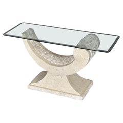 Consola escultórica con tapa de cristal y base de piedra teselada arqueada postmoderna