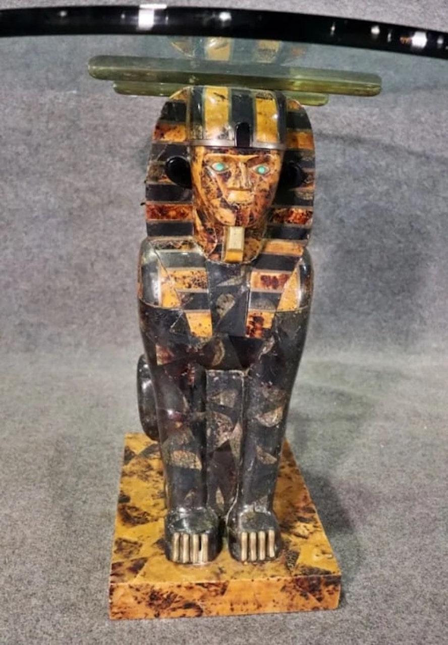 Runder Glastisch mit aufwändig gefertigtem Sphinx-Fuß. Aus mosaikartigem Stein wurde eine beeindruckende ägyptische Sphinx geformt.
Bitte bestätigen Sie den Standort NY oder NJ