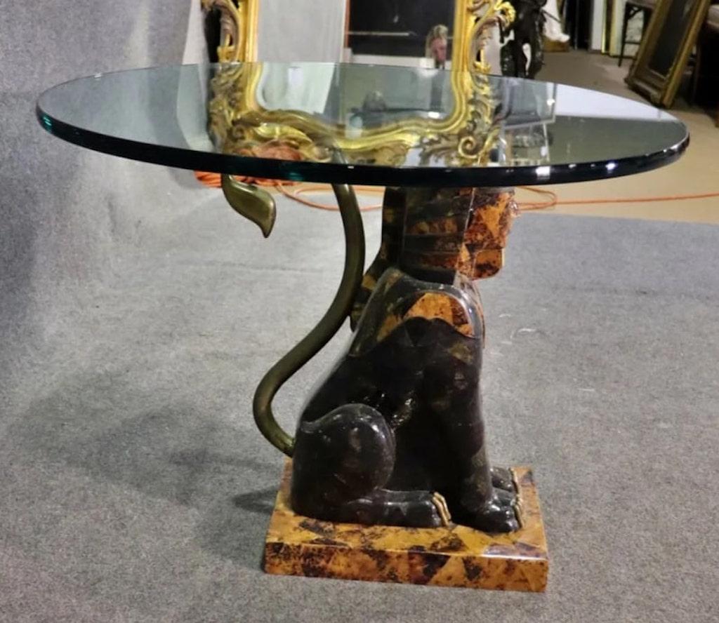 Skulpturaler Tisch mit Glasplatte und Sphinx (Stein) im Angebot