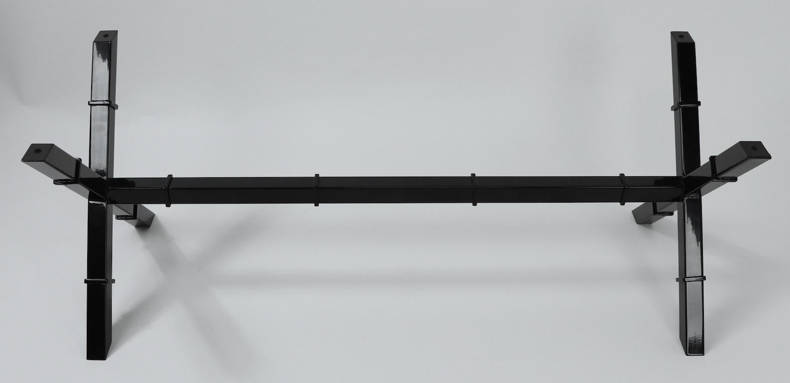 Mid-Century Modern Table basse à plateau en verre et base en X en vente